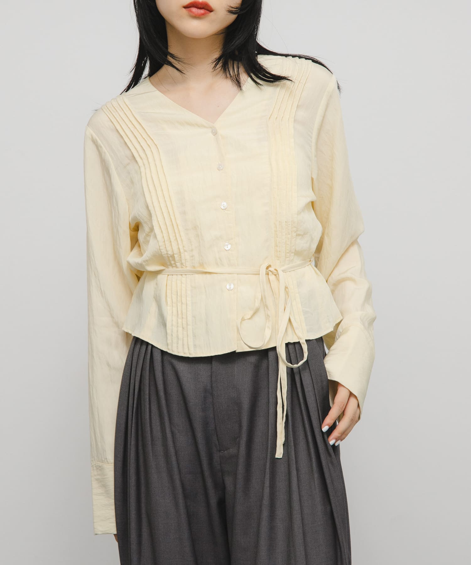 ピンタックVネックブラウス