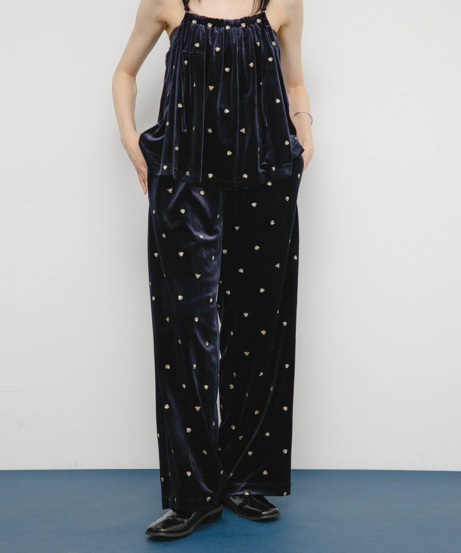 ベロアイージーパンツ NAVY刺繍 one