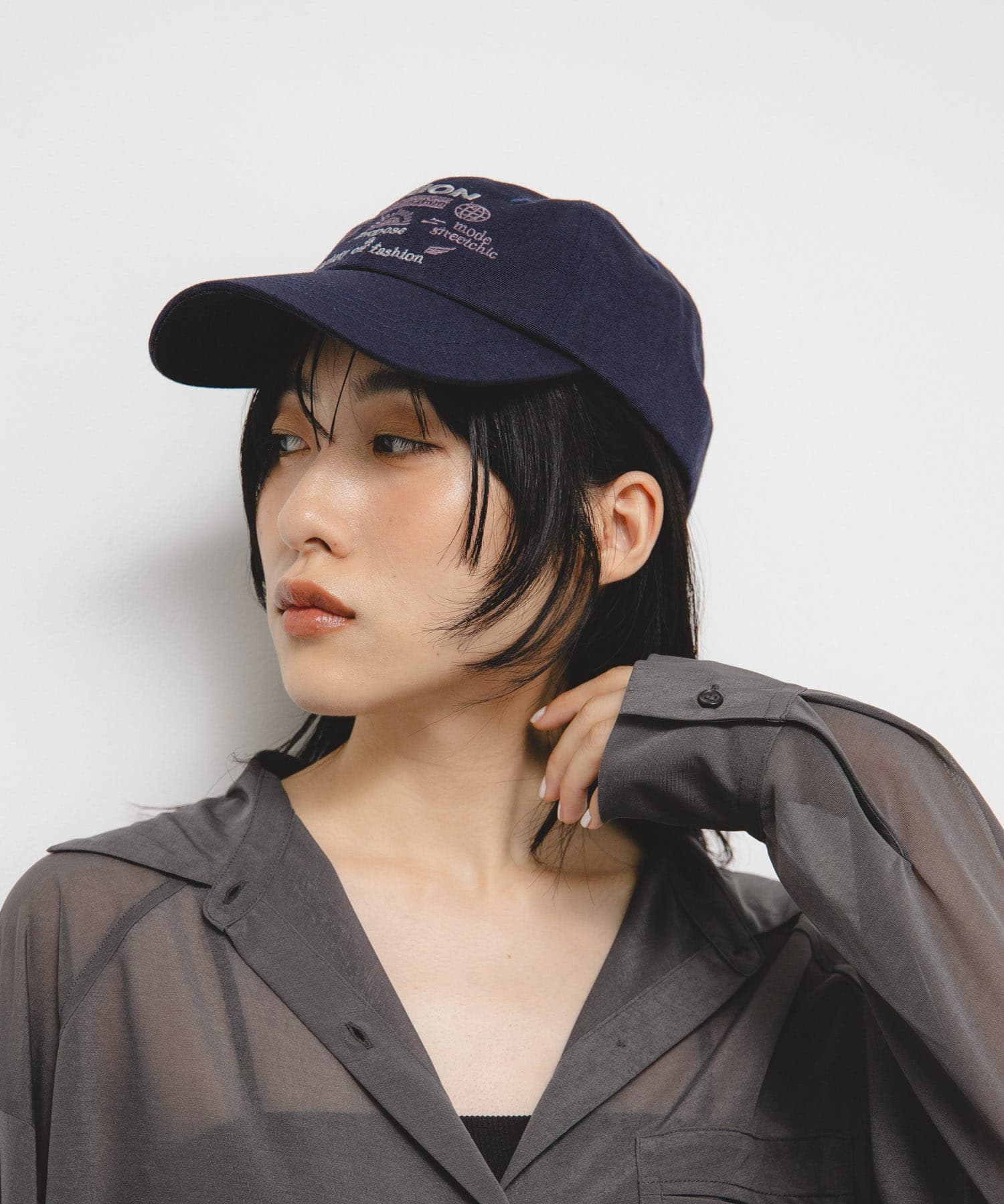 バイカラーエンブロイダリーCAP NAVY one
