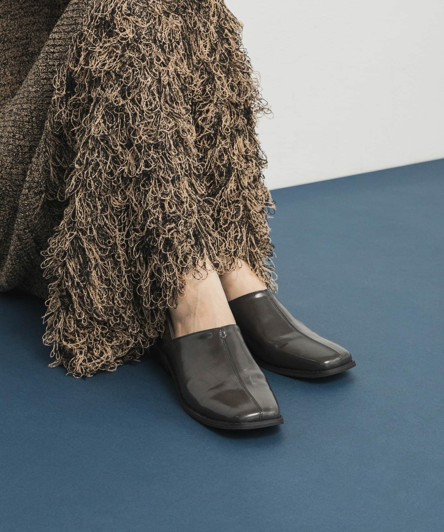 センターステッチスクエアトゥスライドシューズ CHARCOAL 36