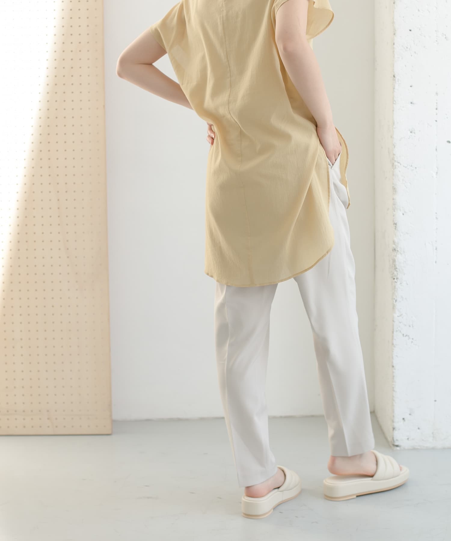 illi　ワンタックスリムテーパードパンツ GREIGE 36