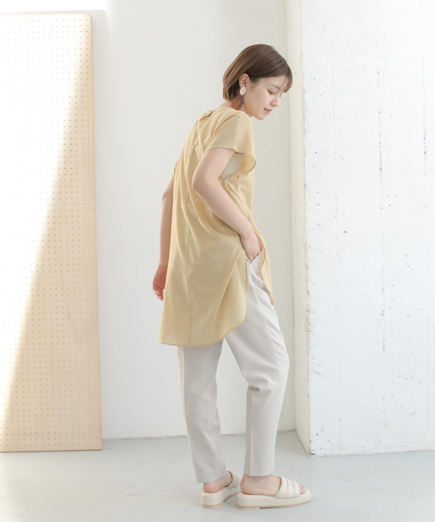 illi　ワンタックスリムテーパードパンツ GREIGE 36