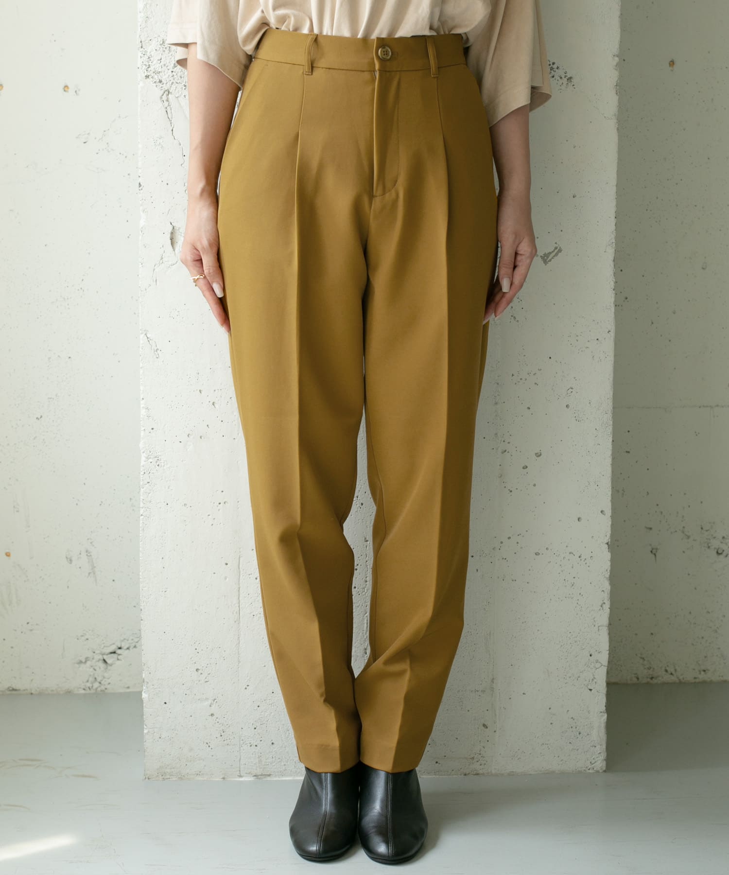 illi　ワンタックスリムテーパードパンツ MUSTARD 36