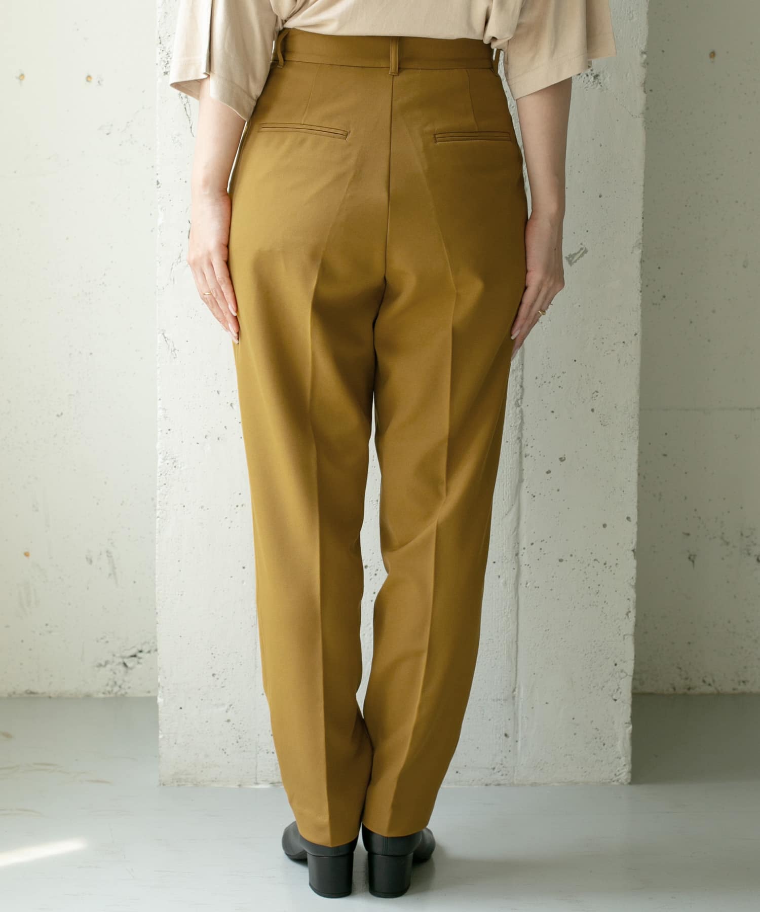 illi　ワンタックスリムテーパードパンツ MUSTARD 36