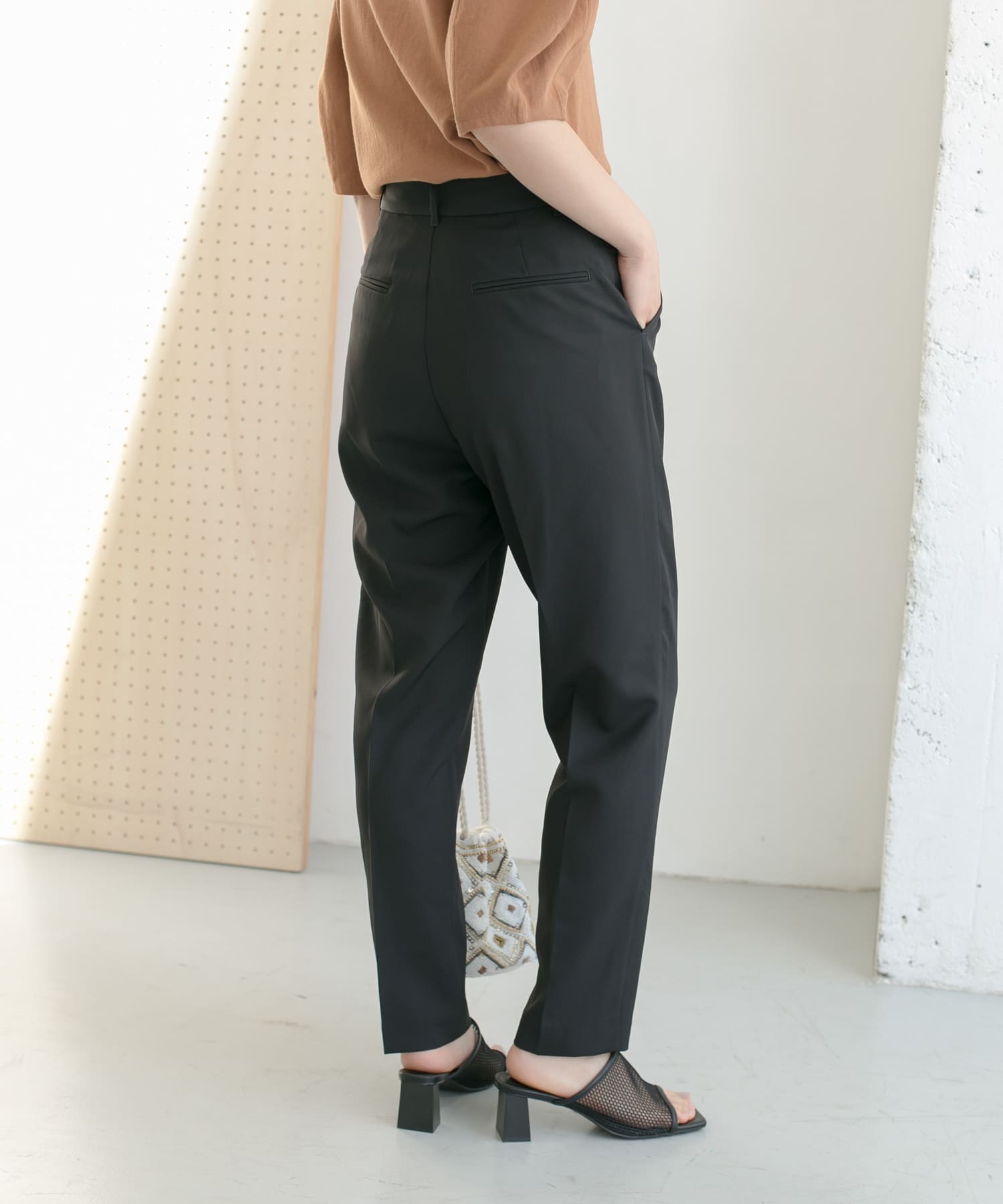 illi　ワンタックスリムテーパードパンツ BLACK 36