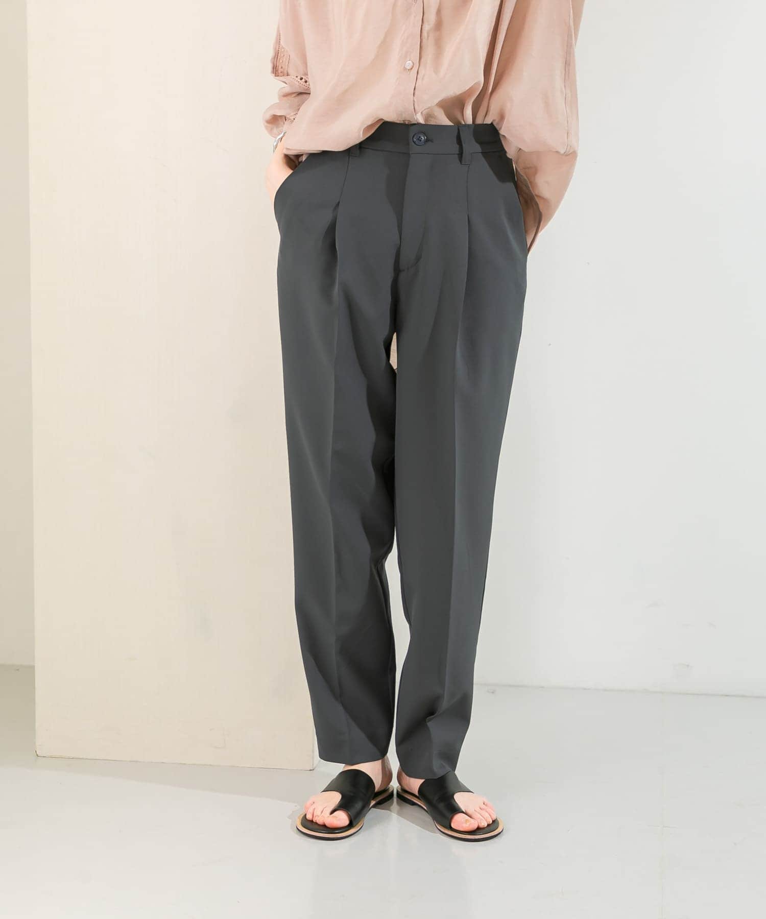 illi　ワンタックスリムテーパードパンツ CHARCOAL 36