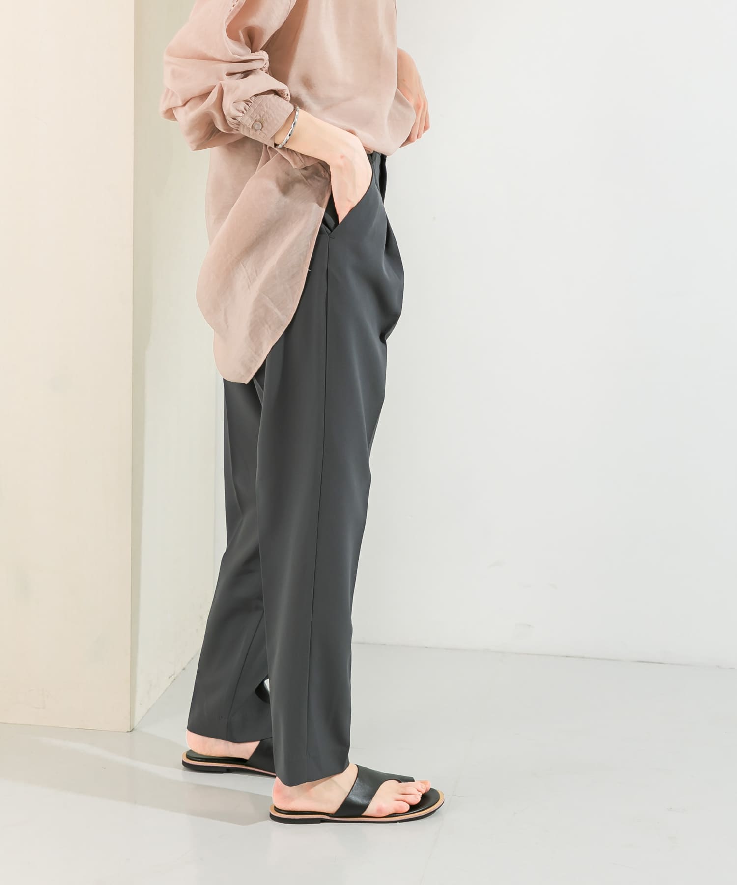 illi　ワンタックスリムテーパードパンツ CHARCOAL 36