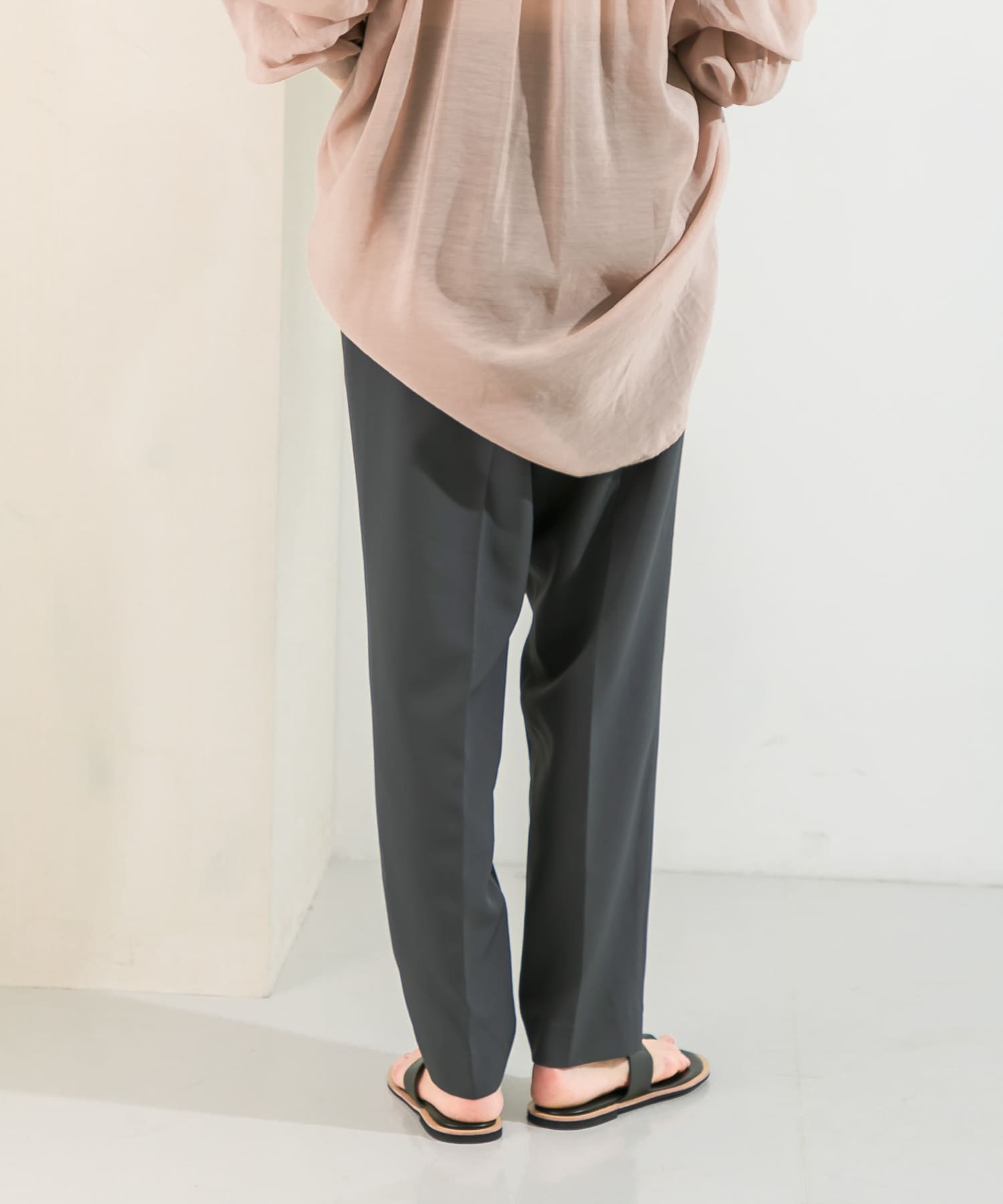 illi　ワンタックスリムテーパードパンツ CHARCOAL 36