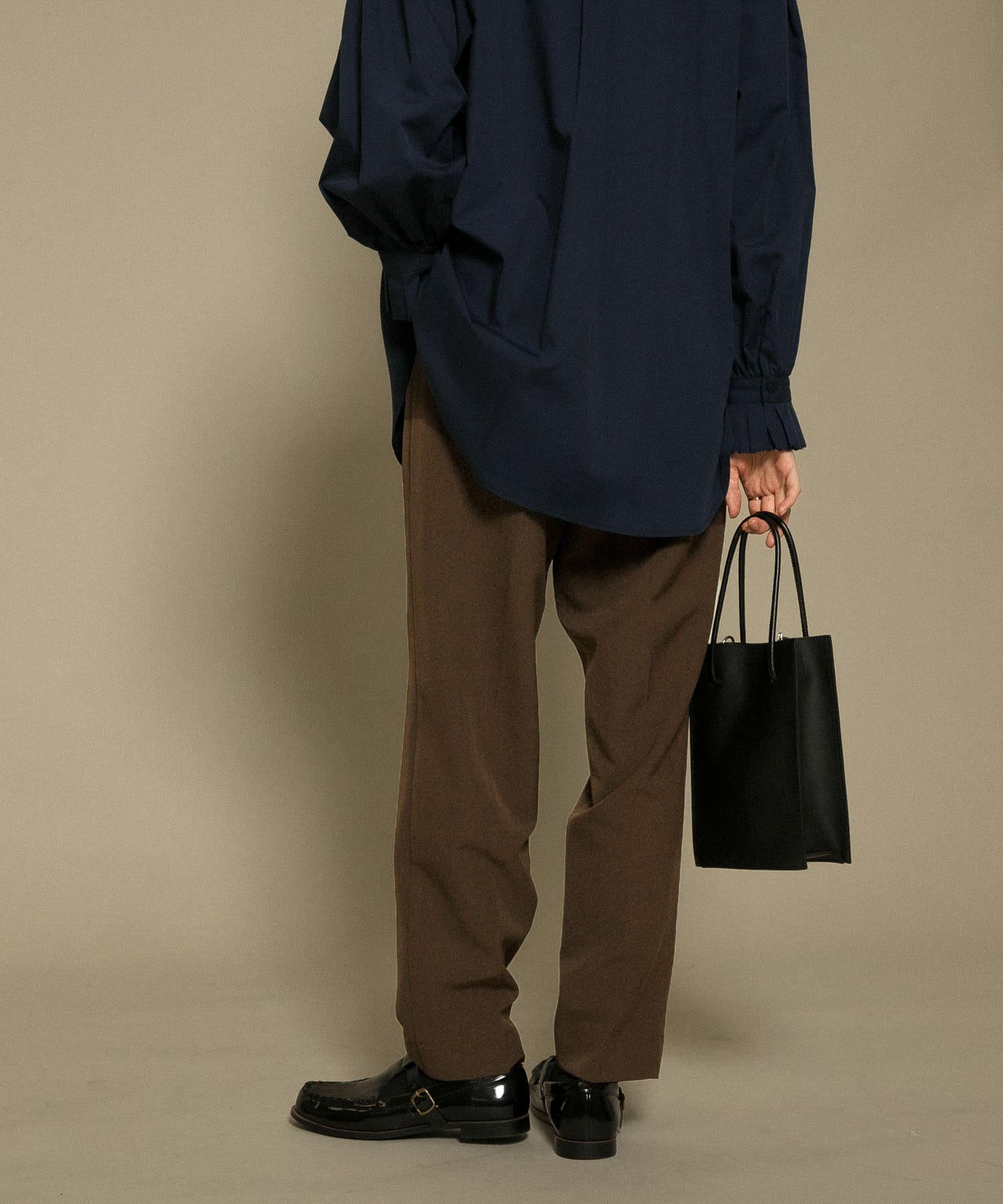 illi　ワンタックスリムテーパードパンツ BROWN 36