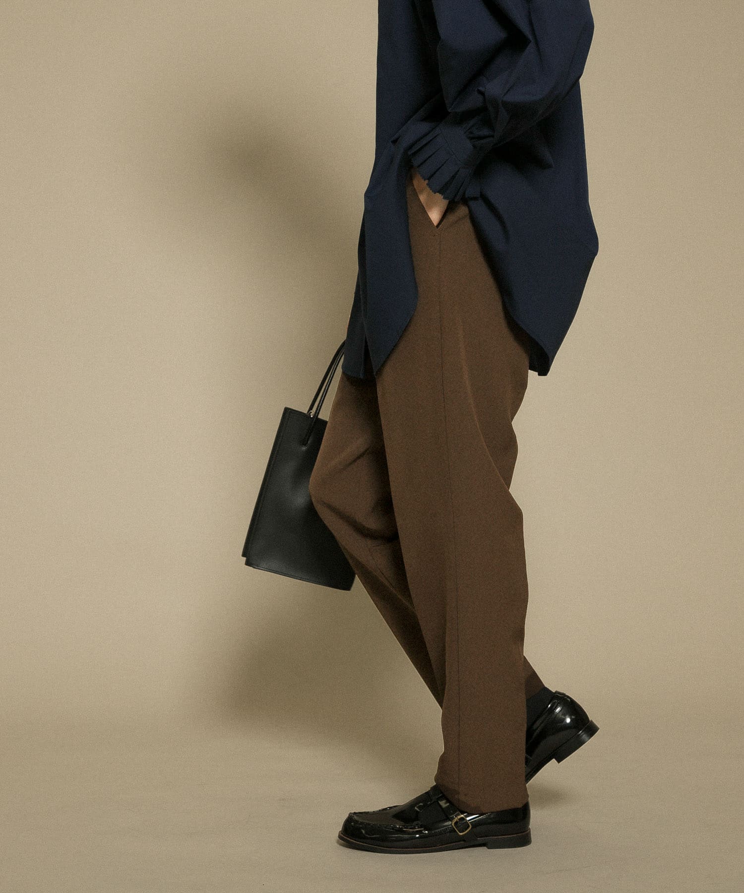 illi　ワンタックスリムテーパードパンツ BROWN 36