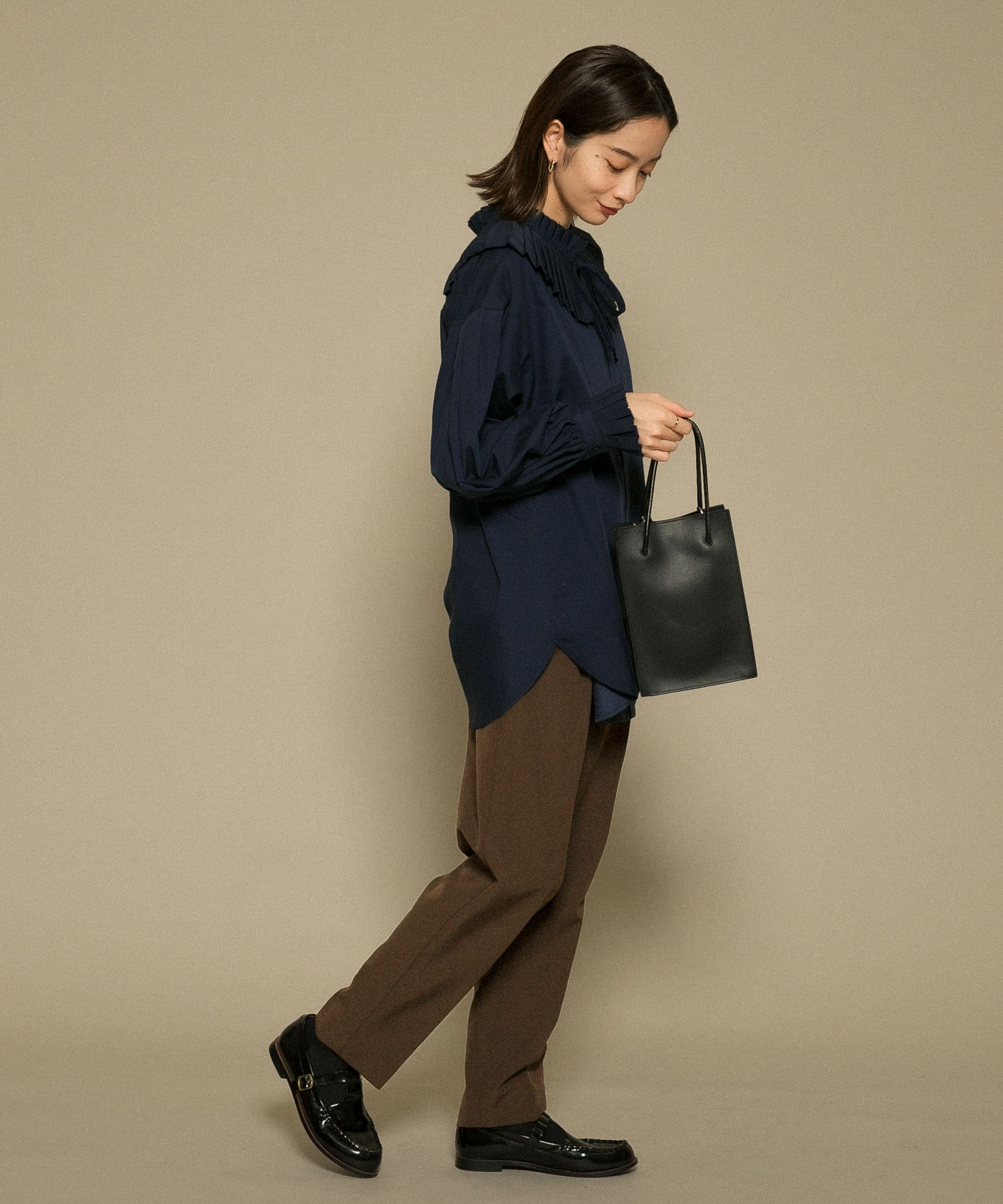 illi　ワンタックスリムテーパードパンツ BROWN 36