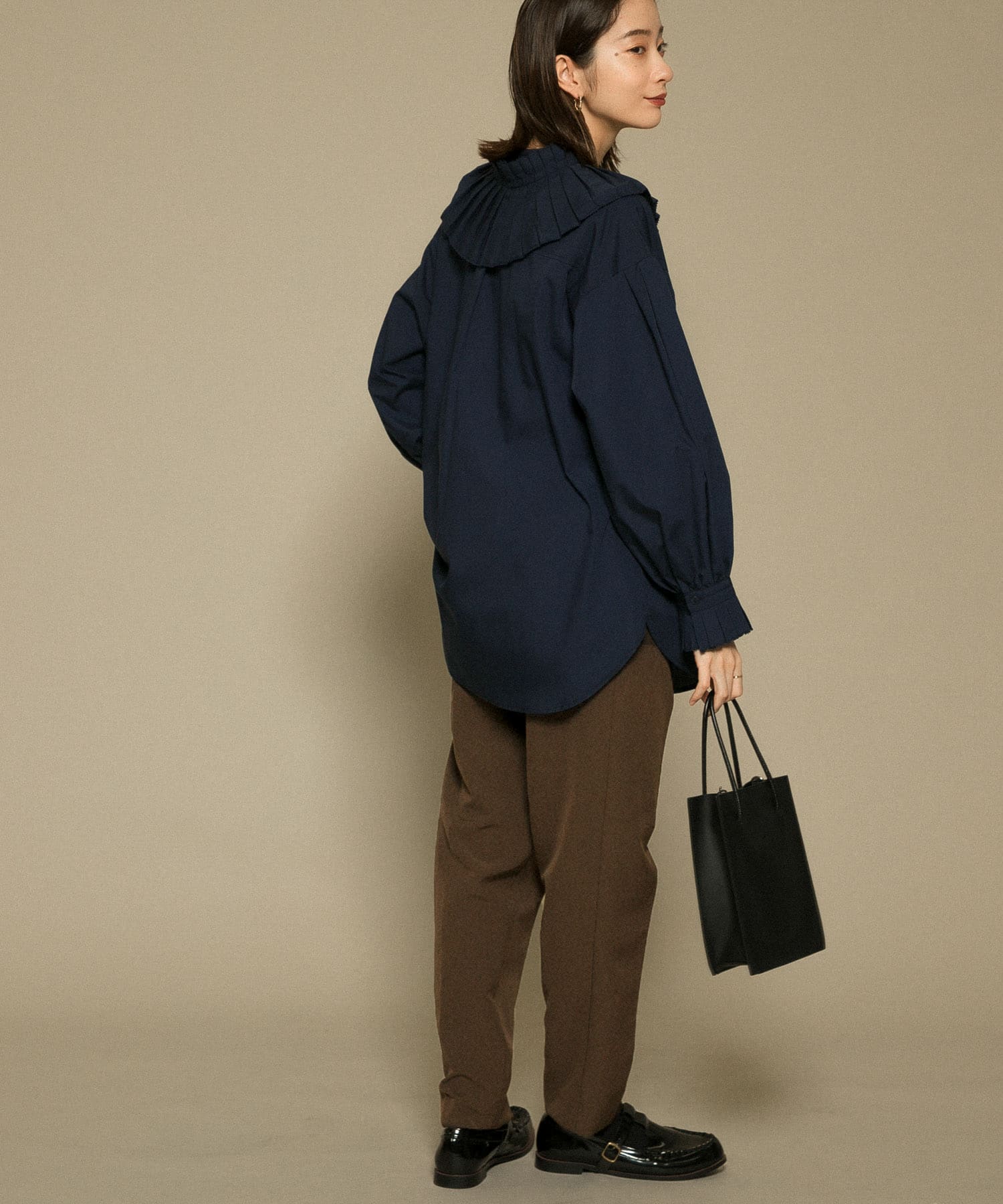 illi　ワンタックスリムテーパードパンツ BROWN 36