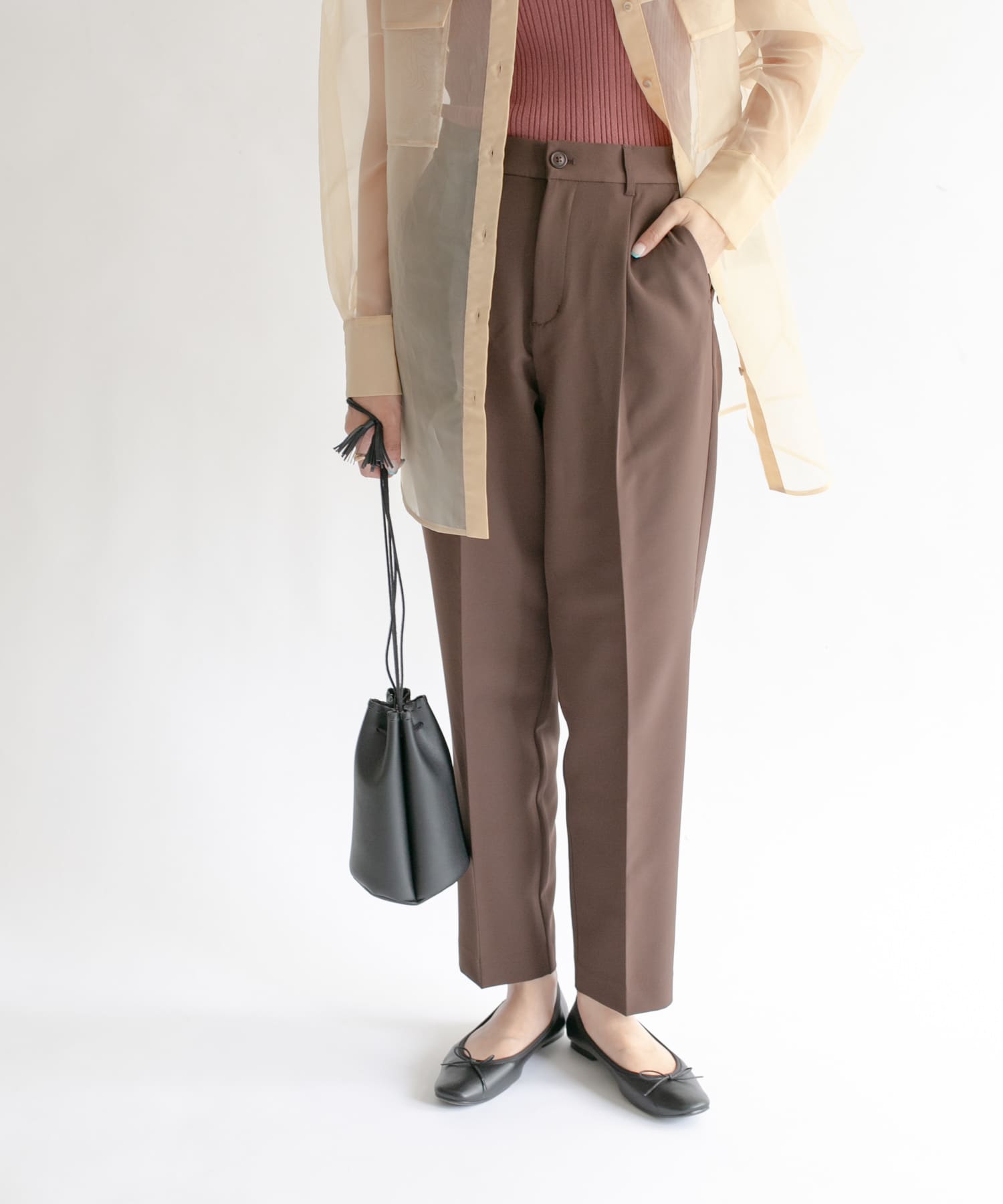 illi　ワンタックスリムテーパードパンツ BROWN 38