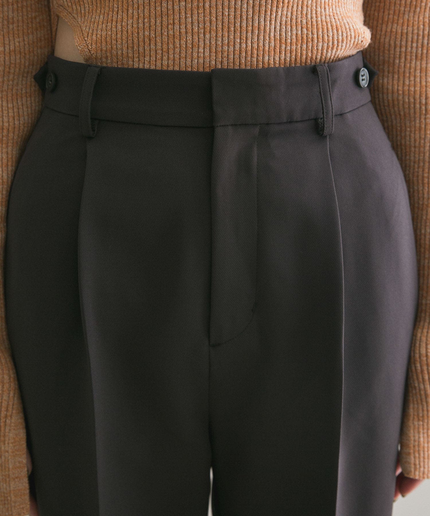 illi　ワンタックセンタープレスパンツ CHARCOAL 34