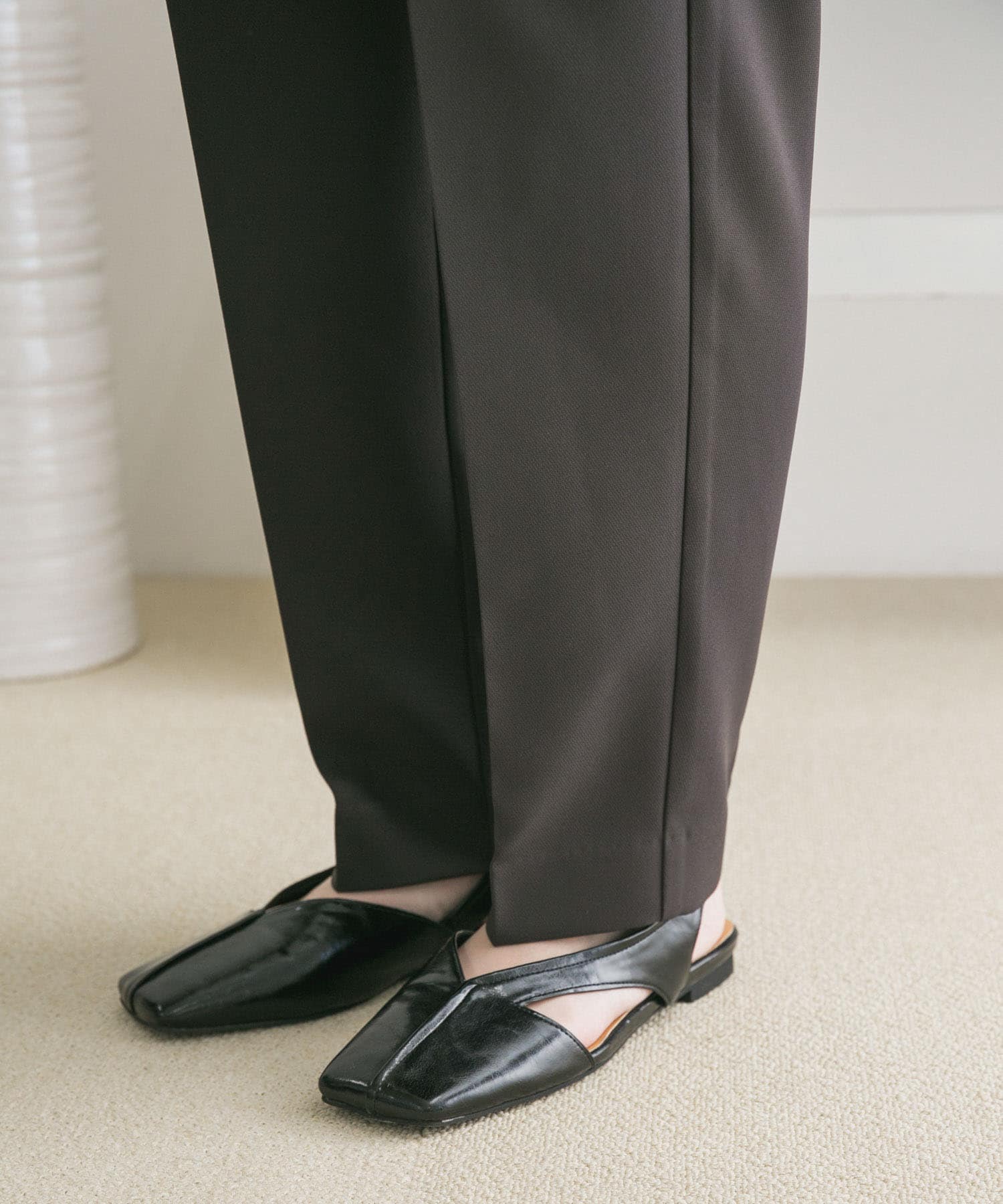 illi　ワンタックセンタープレスパンツ CHARCOAL 34