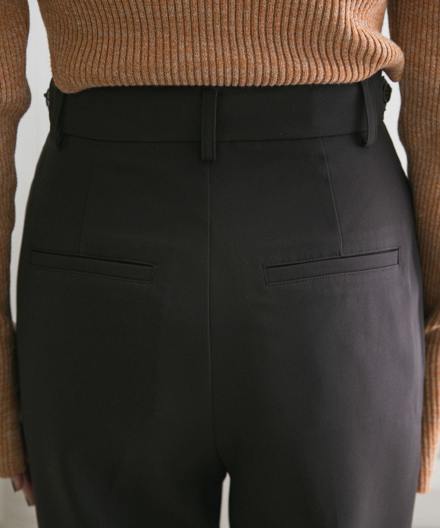 illi　ワンタックセンタープレスパンツ CHARCOAL 34