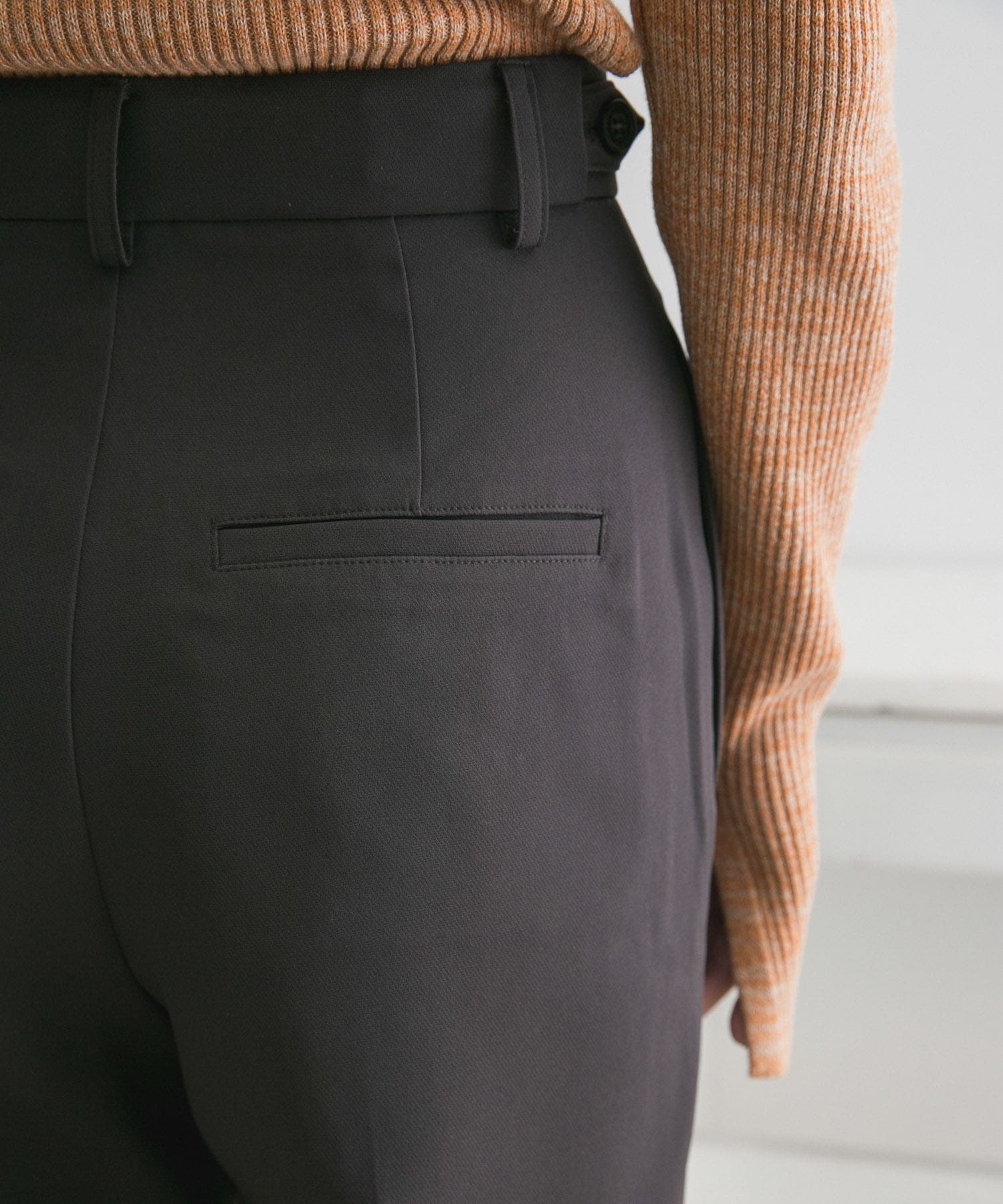 illi　ワンタックセンタープレスパンツ CHARCOAL 34