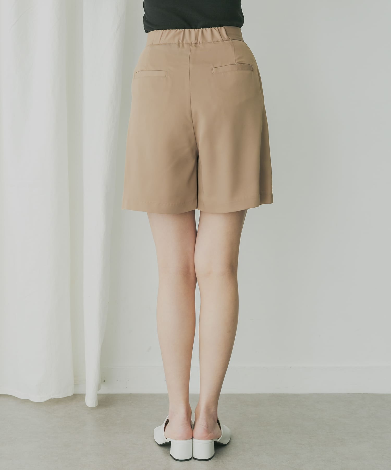 １回着用のみ★CRONOS ★ベージュ ショートパンツ KBF+ タックショートパンツ(one BEIGE): ボトム｜URBAN RESEARCH公式