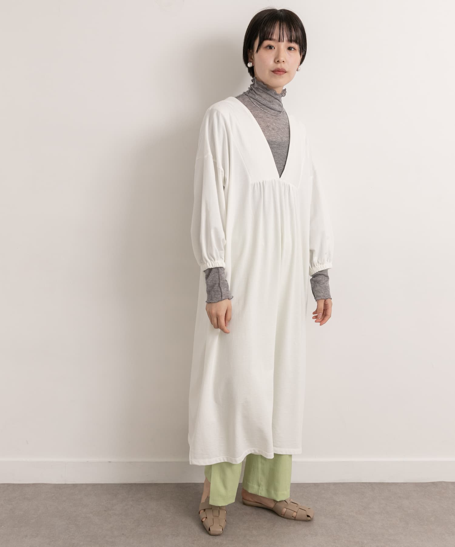 Audrey and John Wad　Deep Vneck Long-Sleeve Long PO o.wht FREE