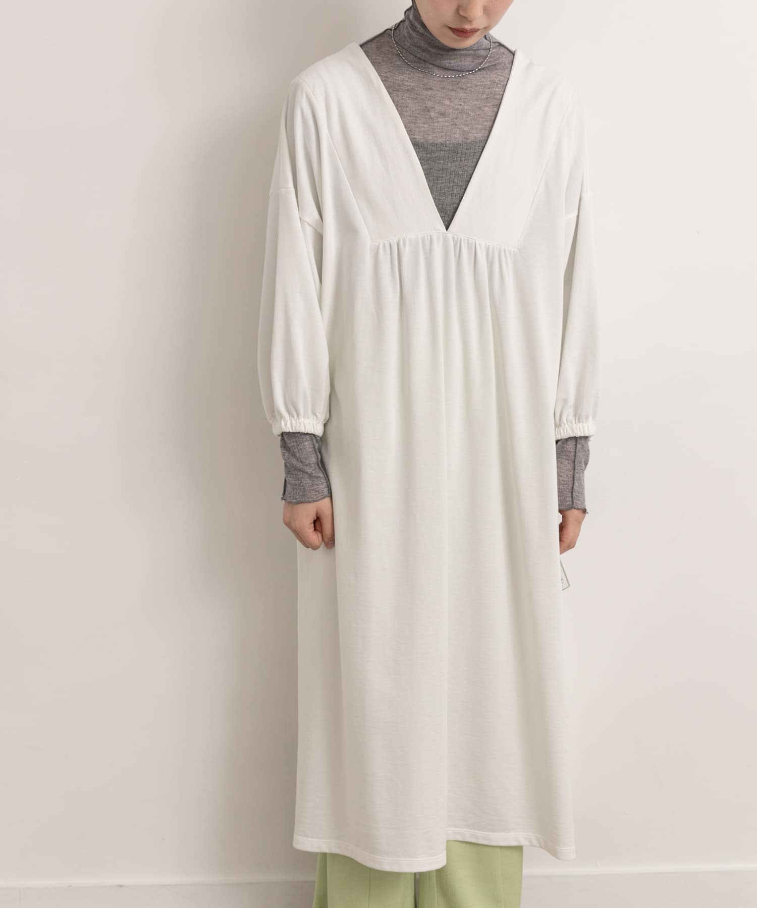 Audrey and John Wad　Deep Vneck Long-Sleeve Long PO o.wht FREE