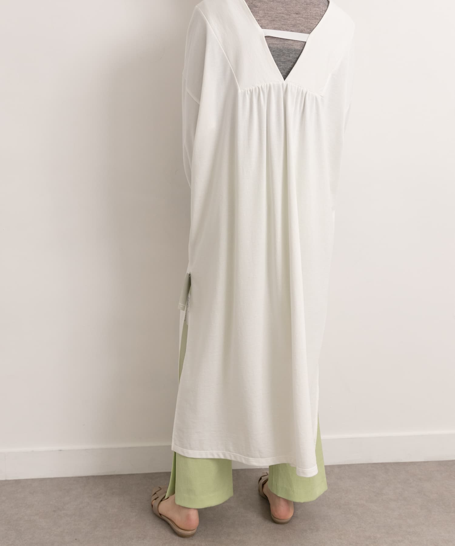 Audrey and John Wad　Deep Vneck Long-Sleeve Long PO o.wht FREE