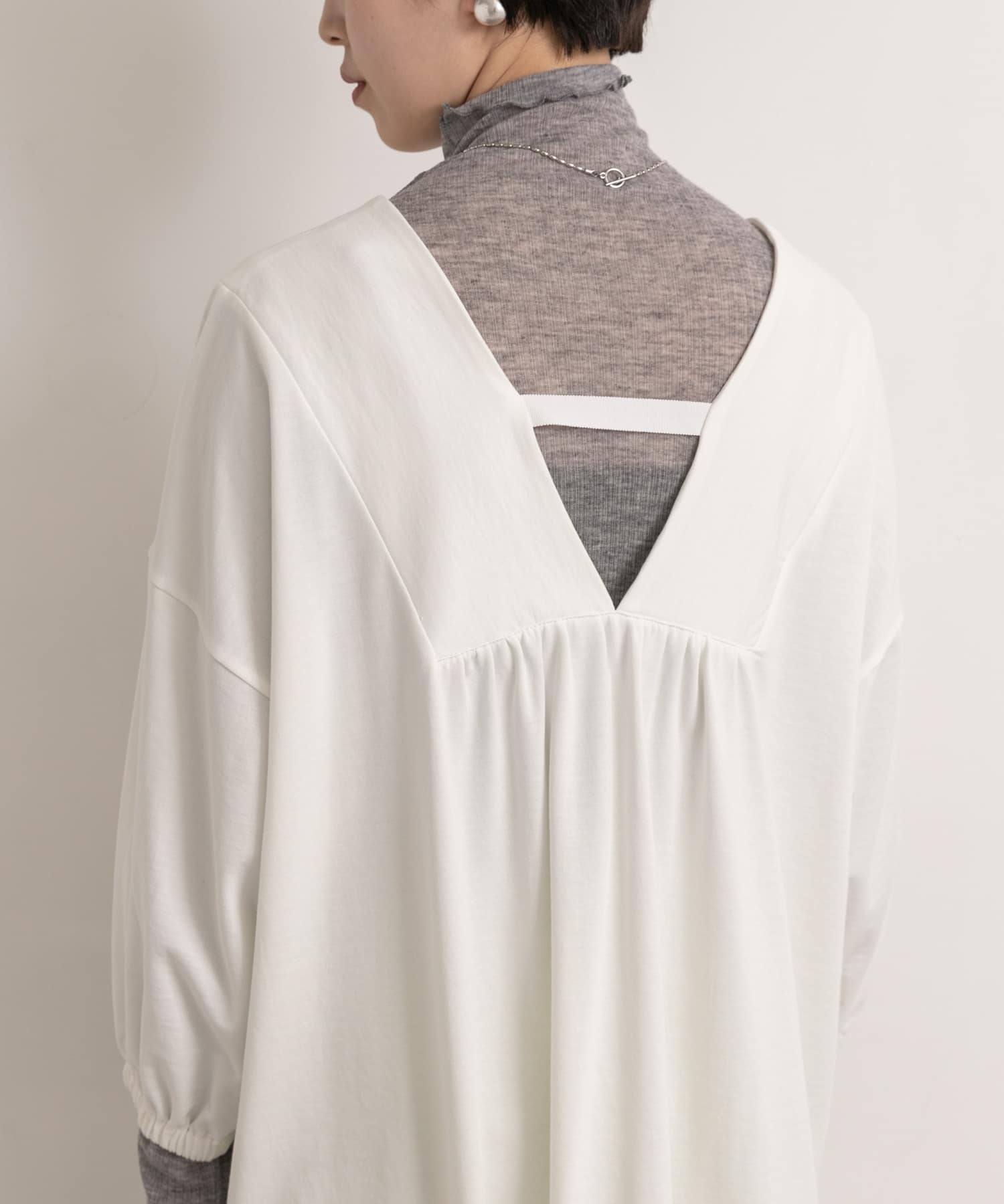 Audrey and John Wad　Deep Vneck Long-Sleeve Long PO o.wht FREE