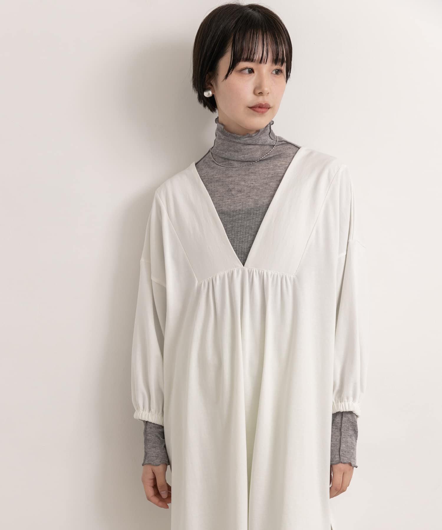 Audrey and John Wad　Deep Vneck Long-Sleeve Long PO o.wht FREE
