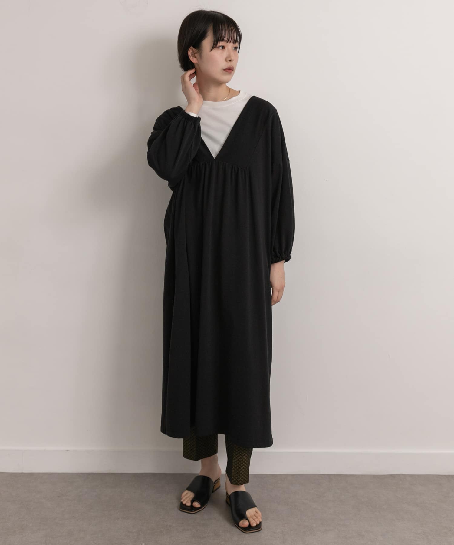 Audrey and John Wad　Deep Vneck Long-Sleeve Long PO blk FREE