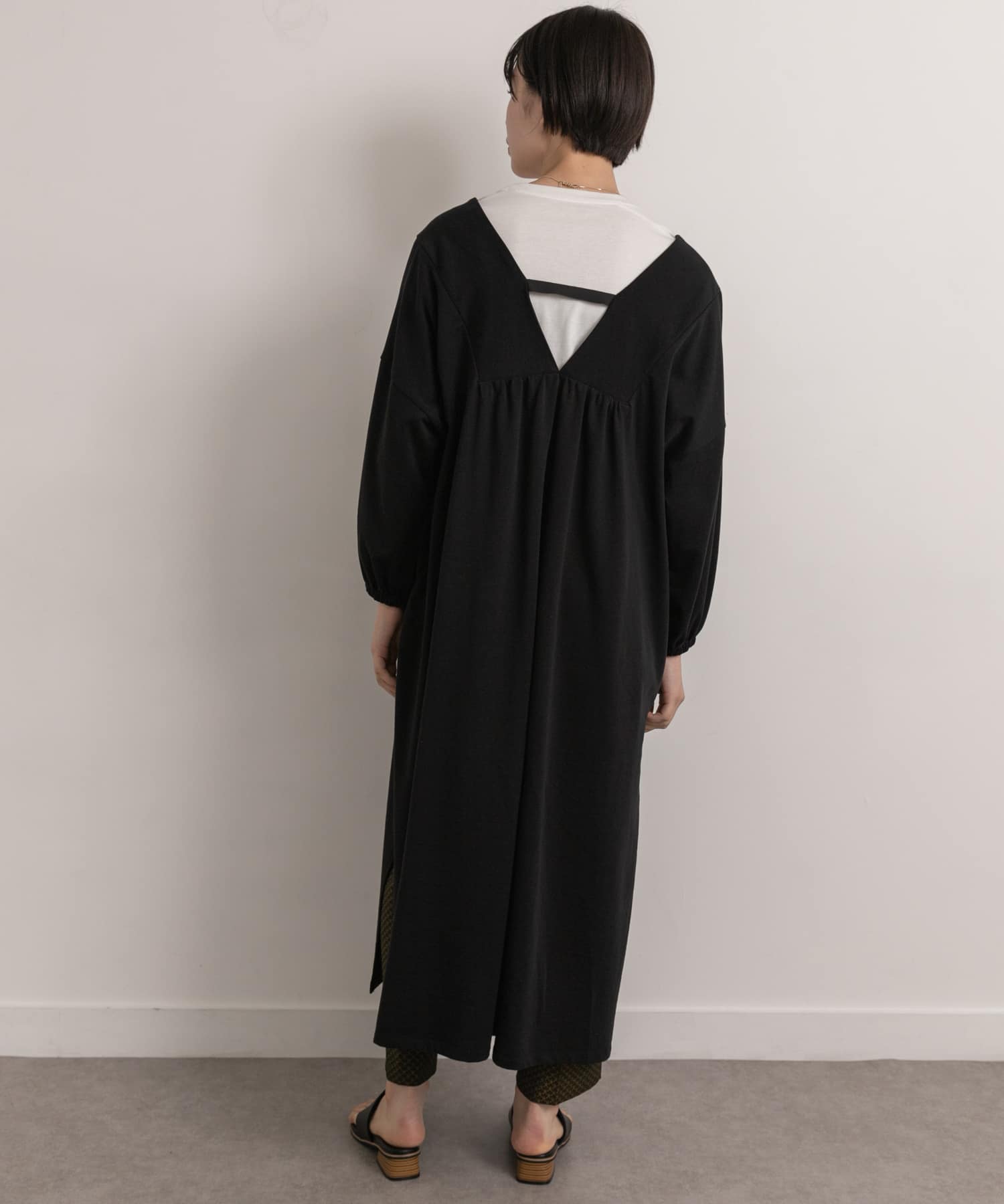 Audrey and John Wad　Deep Vneck Long-Sleeve Long PO blk FREE
