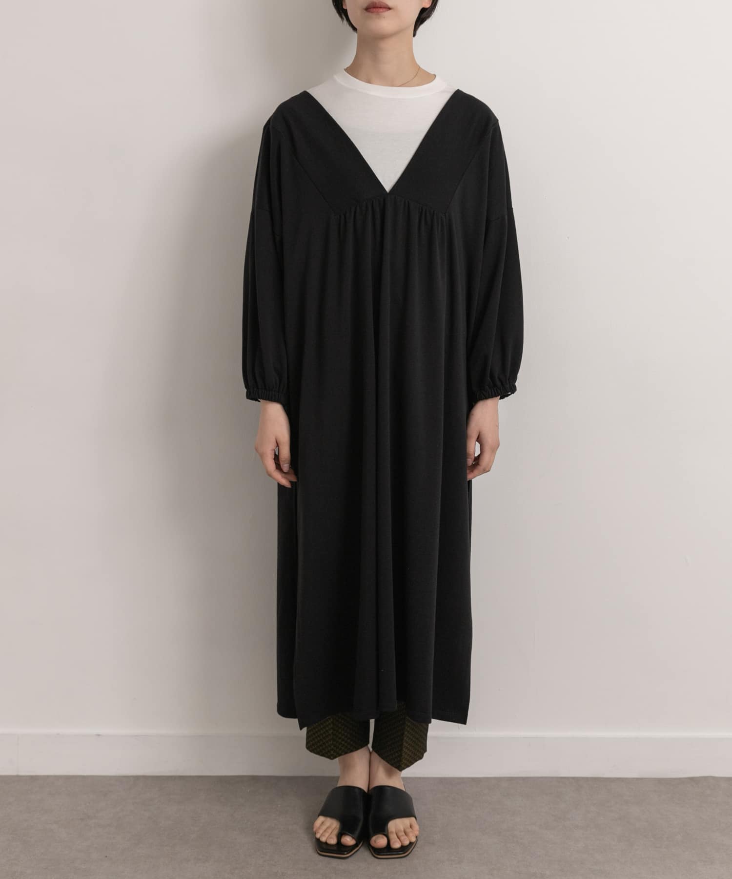 Audrey and John Wad　Deep Vneck Long-Sleeve Long PO blk FREE