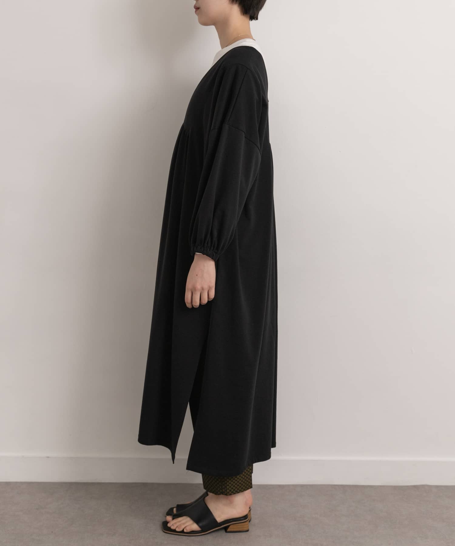 Audrey and John Wad　Deep Vneck Long-Sleeve Long PO blk FREE
