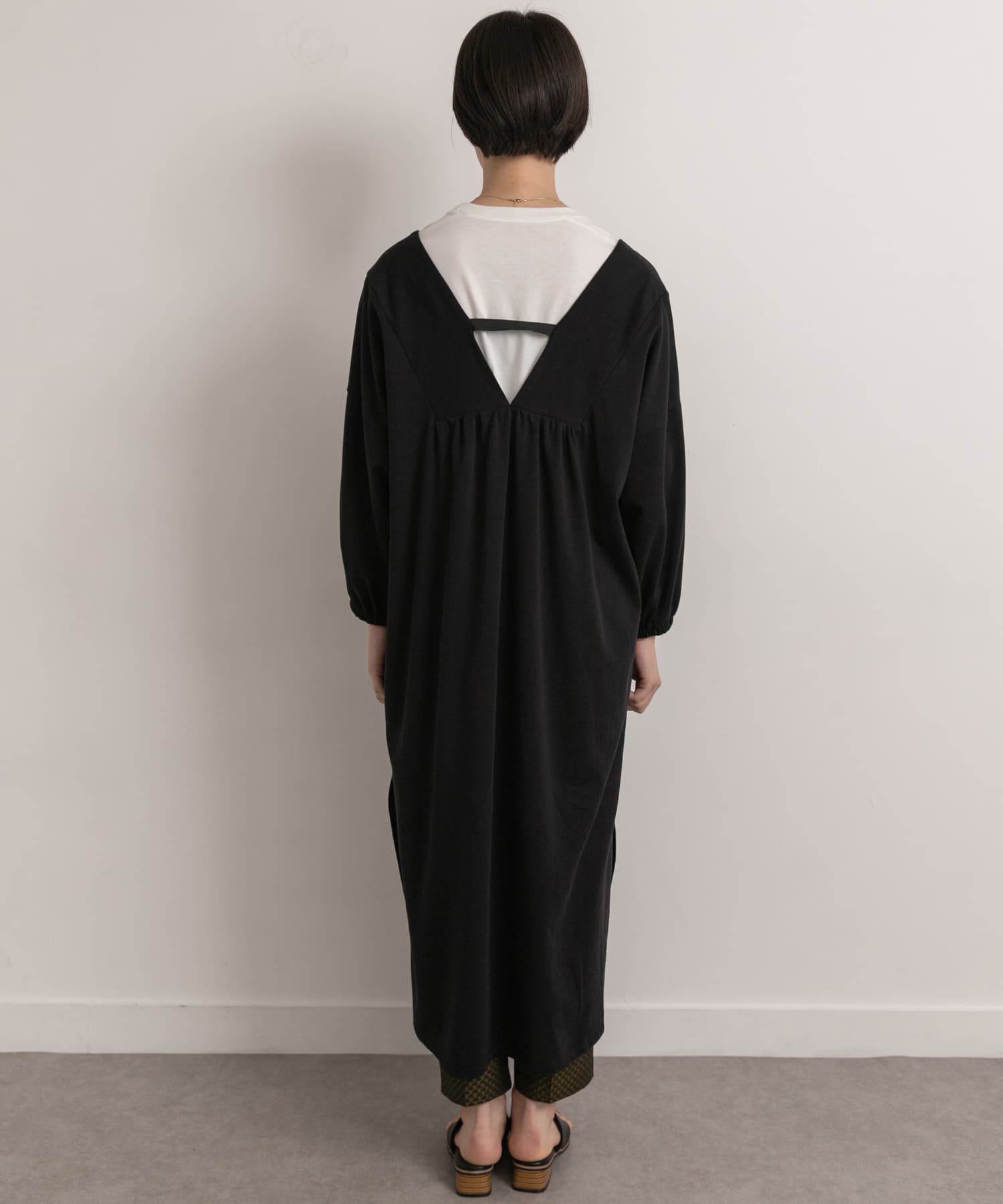 Audrey and John Wad　Deep Vneck Long-Sleeve Long PO blk FREE