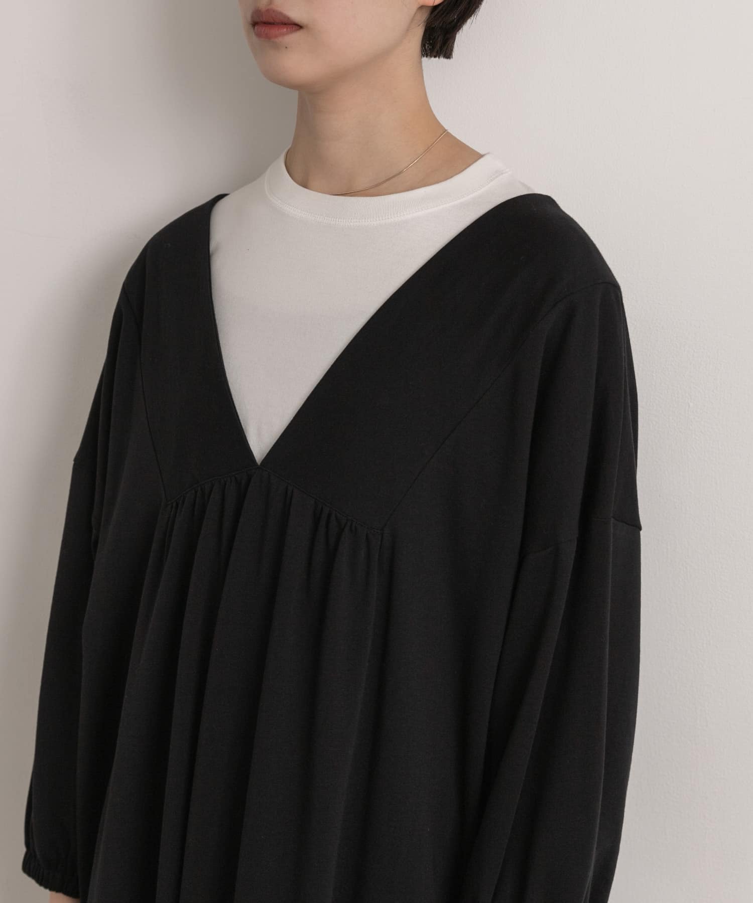 Audrey and John Wad　Deep Vneck Long-Sleeve Long PO blk FREE