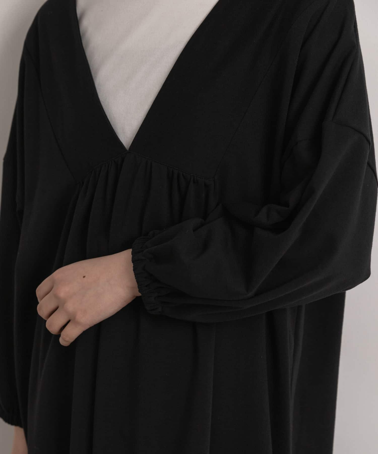 Audrey and John Wad　Deep Vneck Long-Sleeve Long PO blk FREE