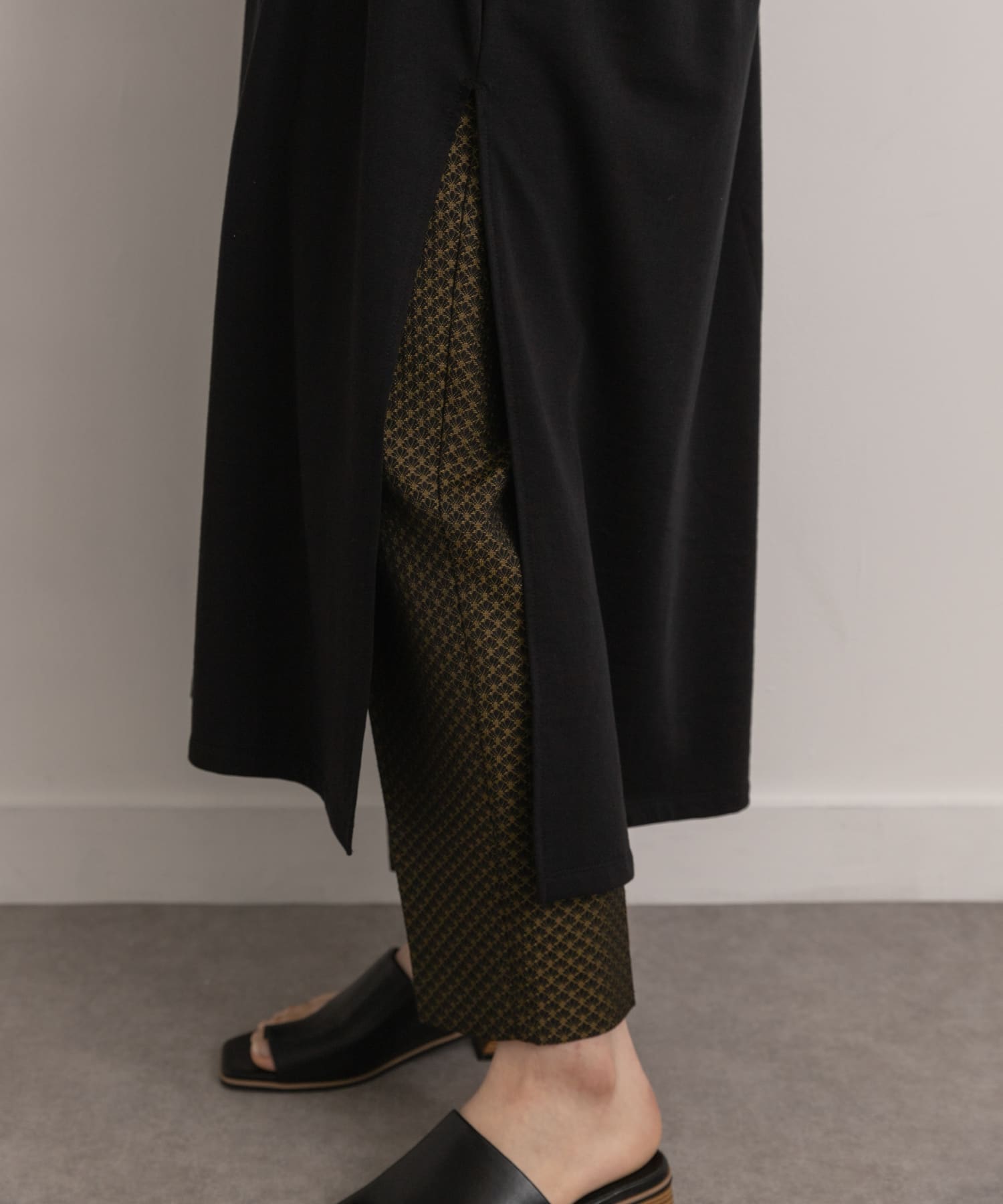 Audrey and John Wad　Deep Vneck Long-Sleeve Long PO blk FREE