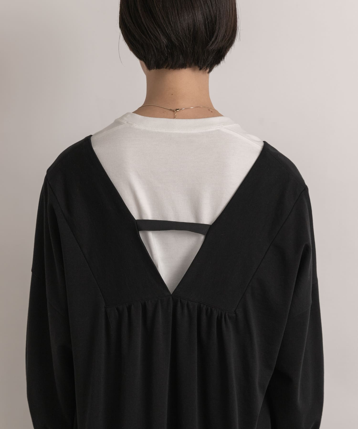 Audrey and John Wad　Deep Vneck Long-Sleeve Long PO blk FREE
