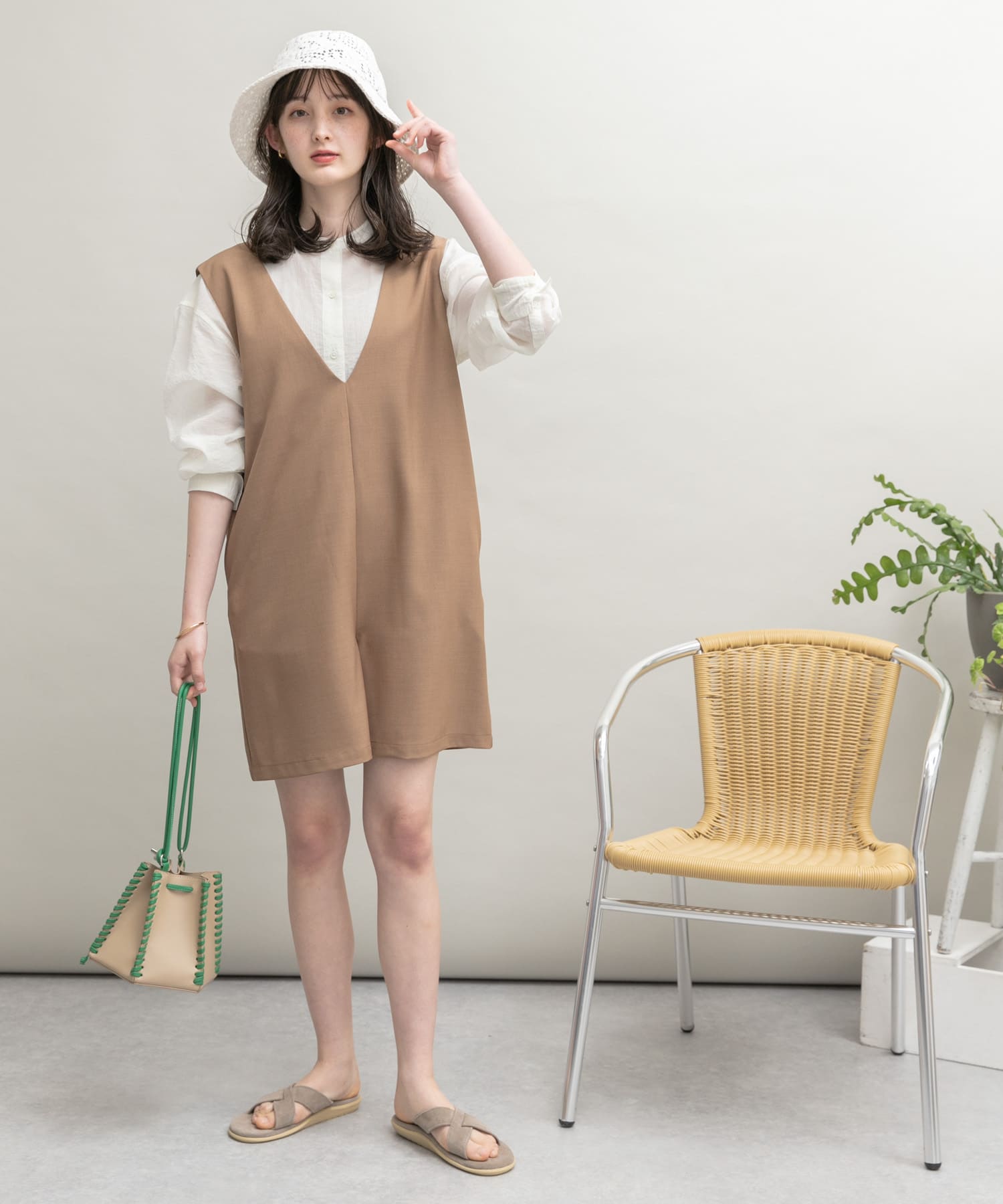 Vネックショートサロペット BROWN FREE