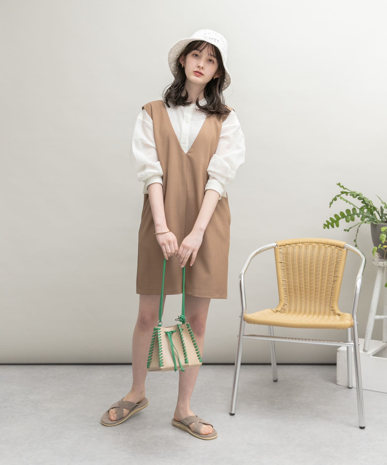 Vネックショートサロペット BROWN FREE