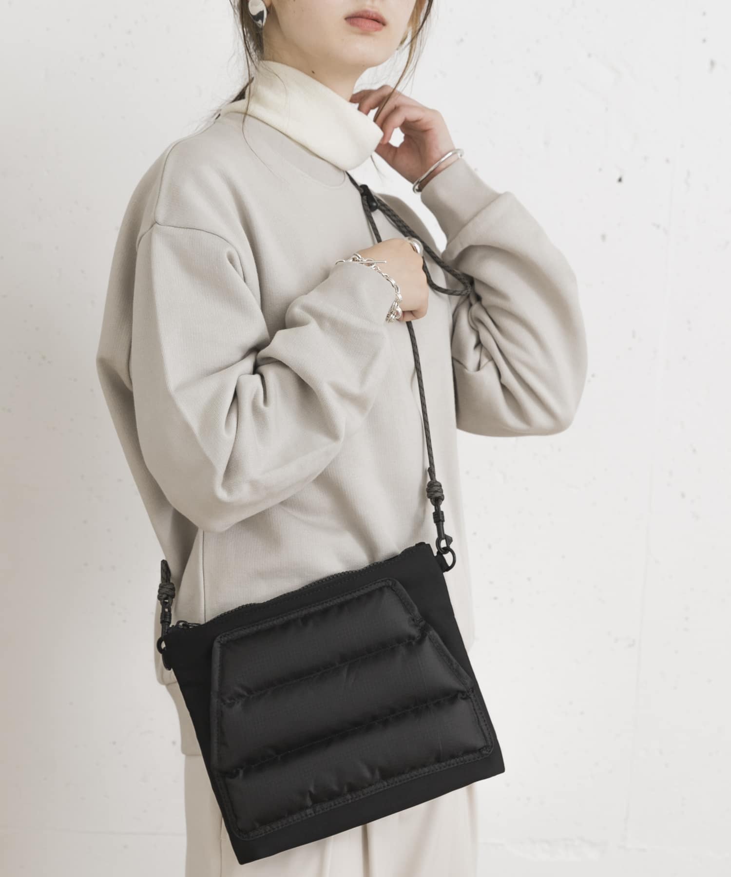 グリーンダウンサコッシュ BLACK one