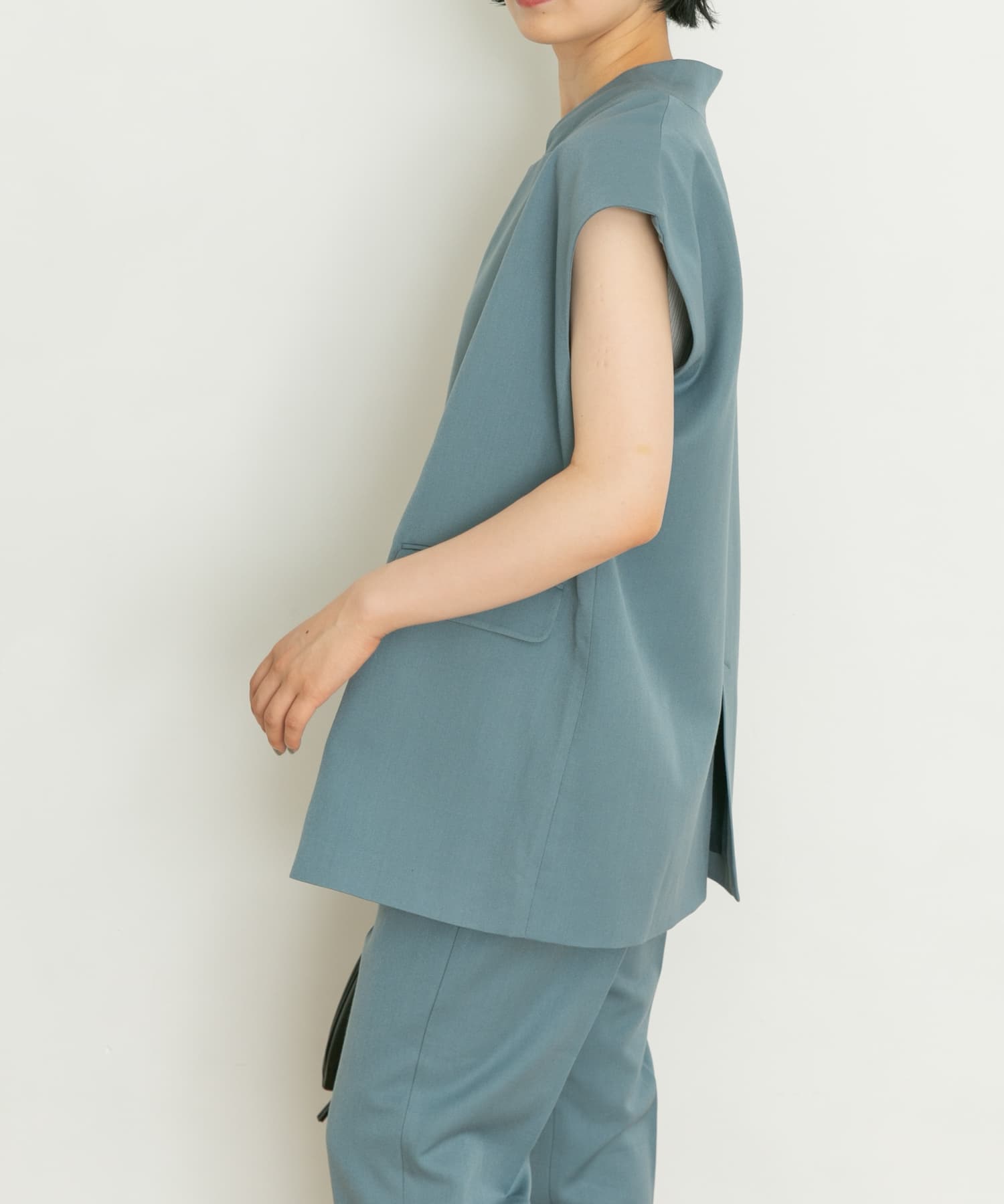 GRAY