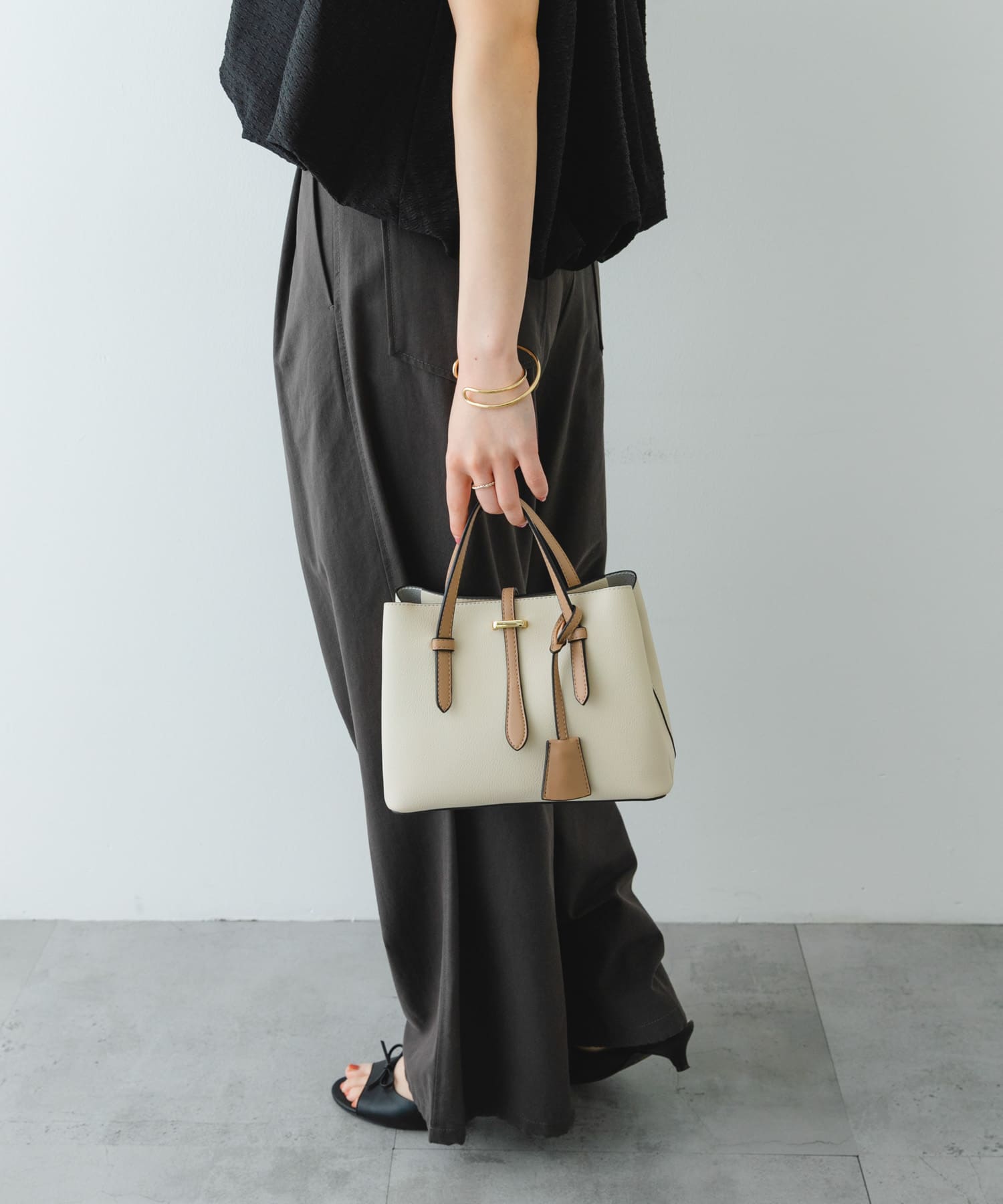 チャーム付ミニバッグ『Ssize』 IVORY one