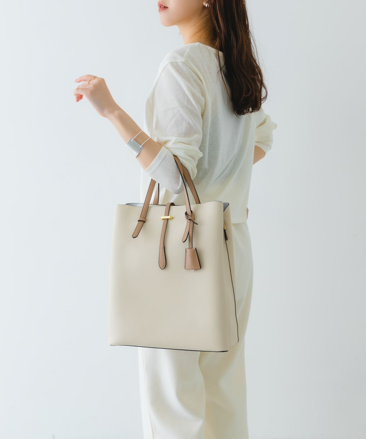チャーム付スクエアトートバッグ『Lsize』 IVORY one