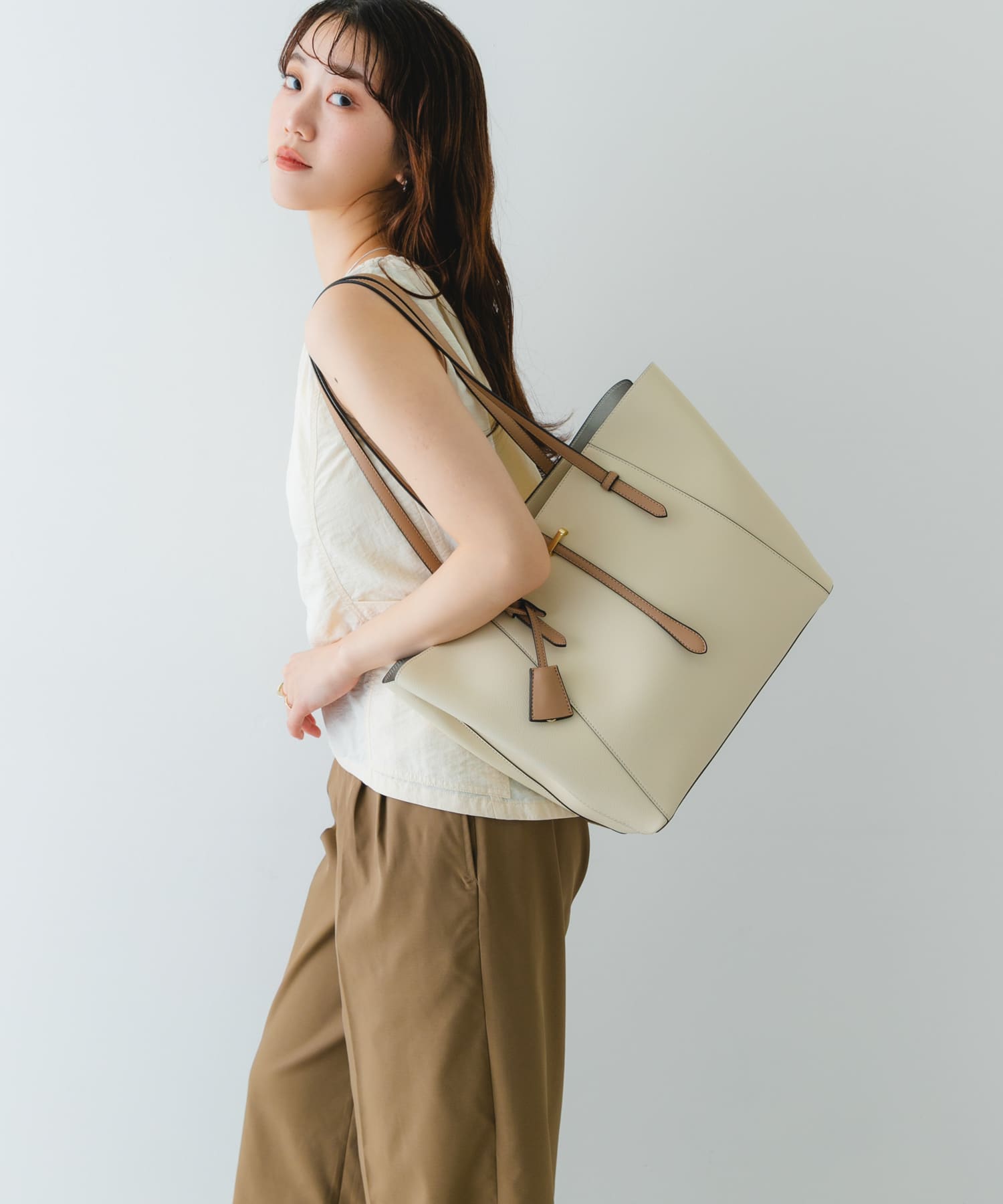 チャーム付A4トートバッグ IVORY one
