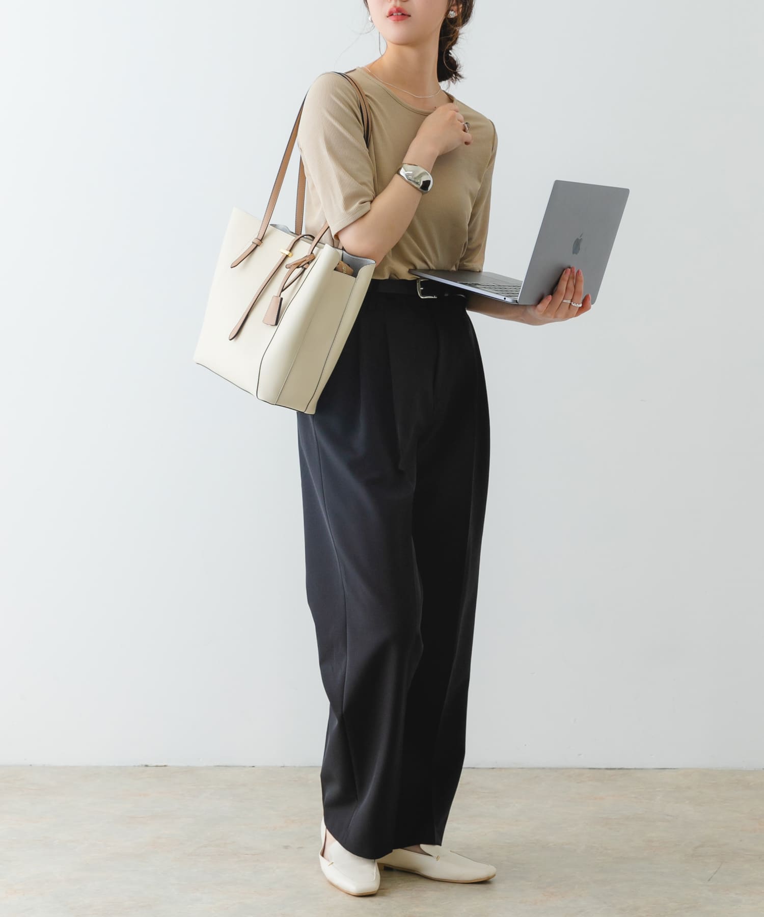 チャーム付A4トートバッグ IVORY one