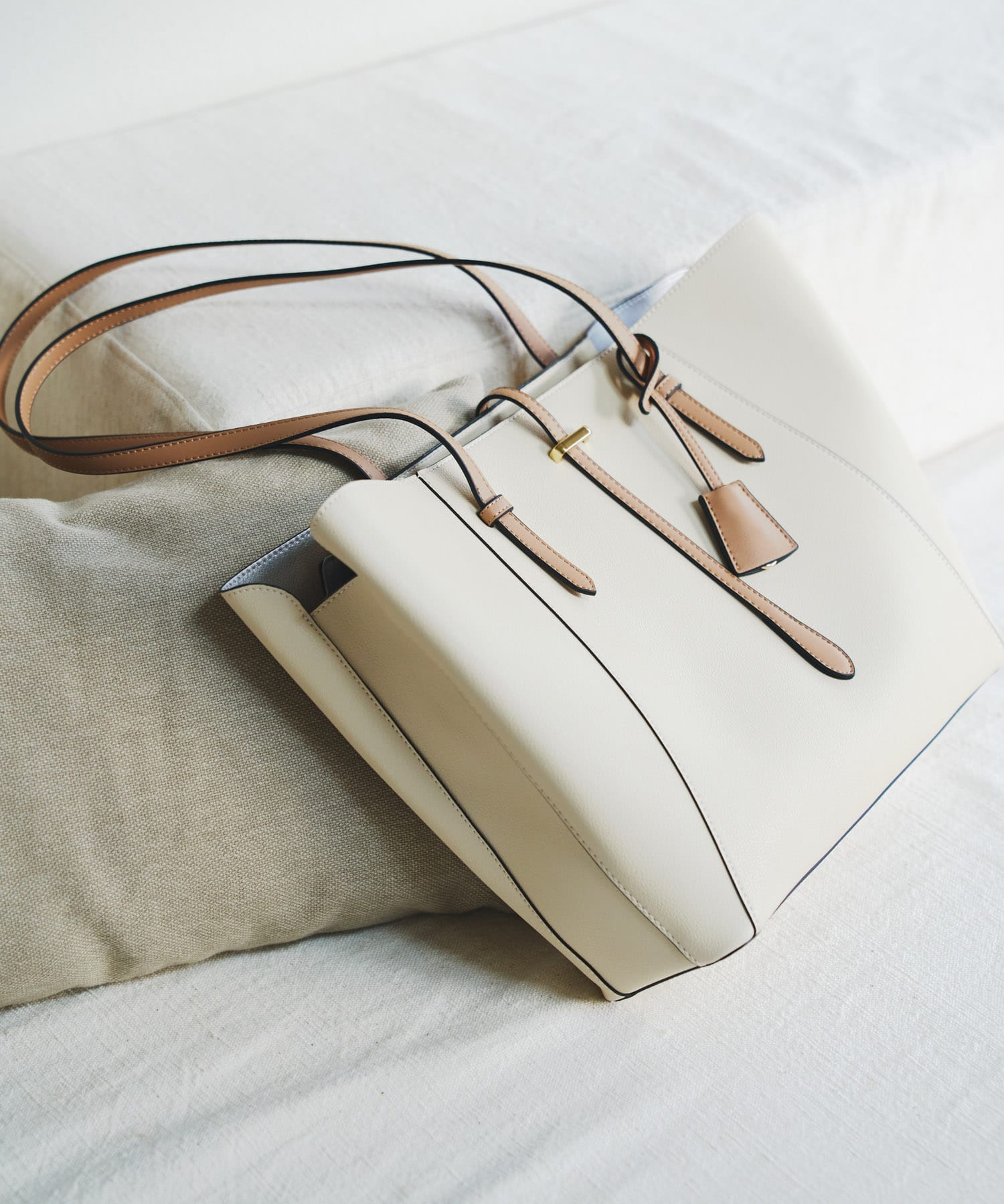 チャーム付A4トートバッグ IVORY one