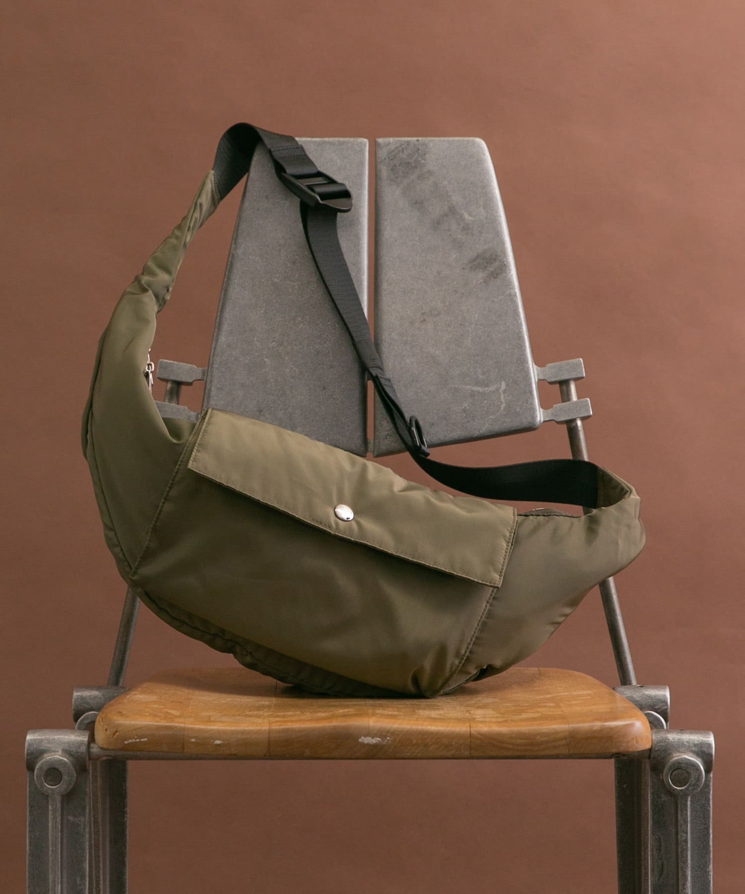 撥水ボディバッグ KHAKI one