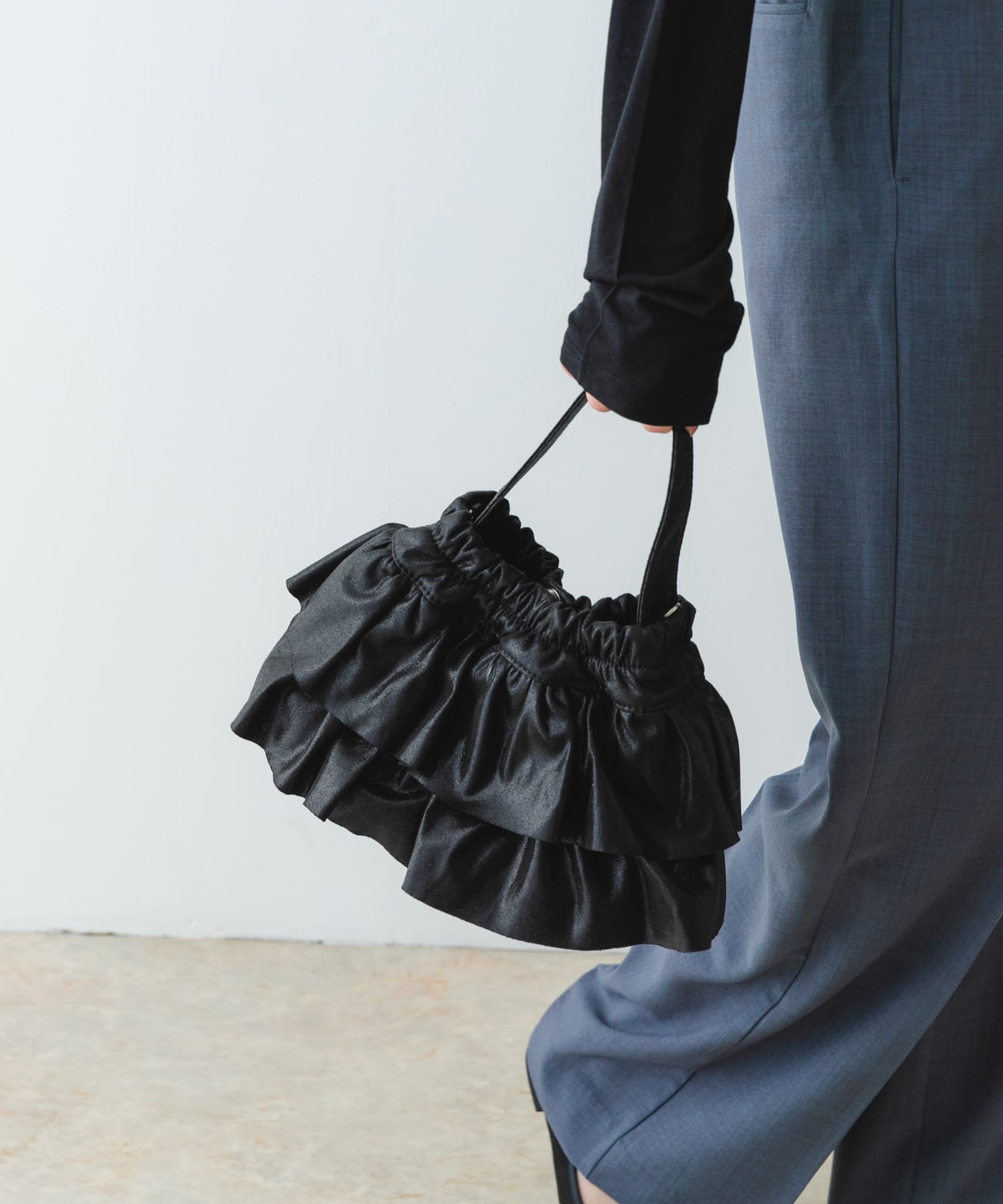 フリルメタリックミニバッグ BLACK one