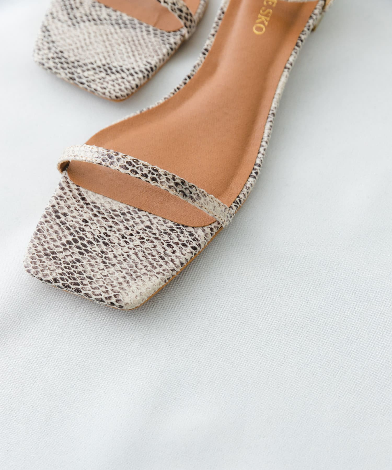 アンクルストラップサンダル PYTHON 37