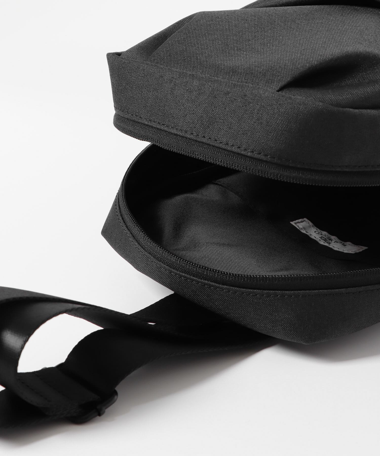 撥水タックスクエアボディバッグ BLACK one