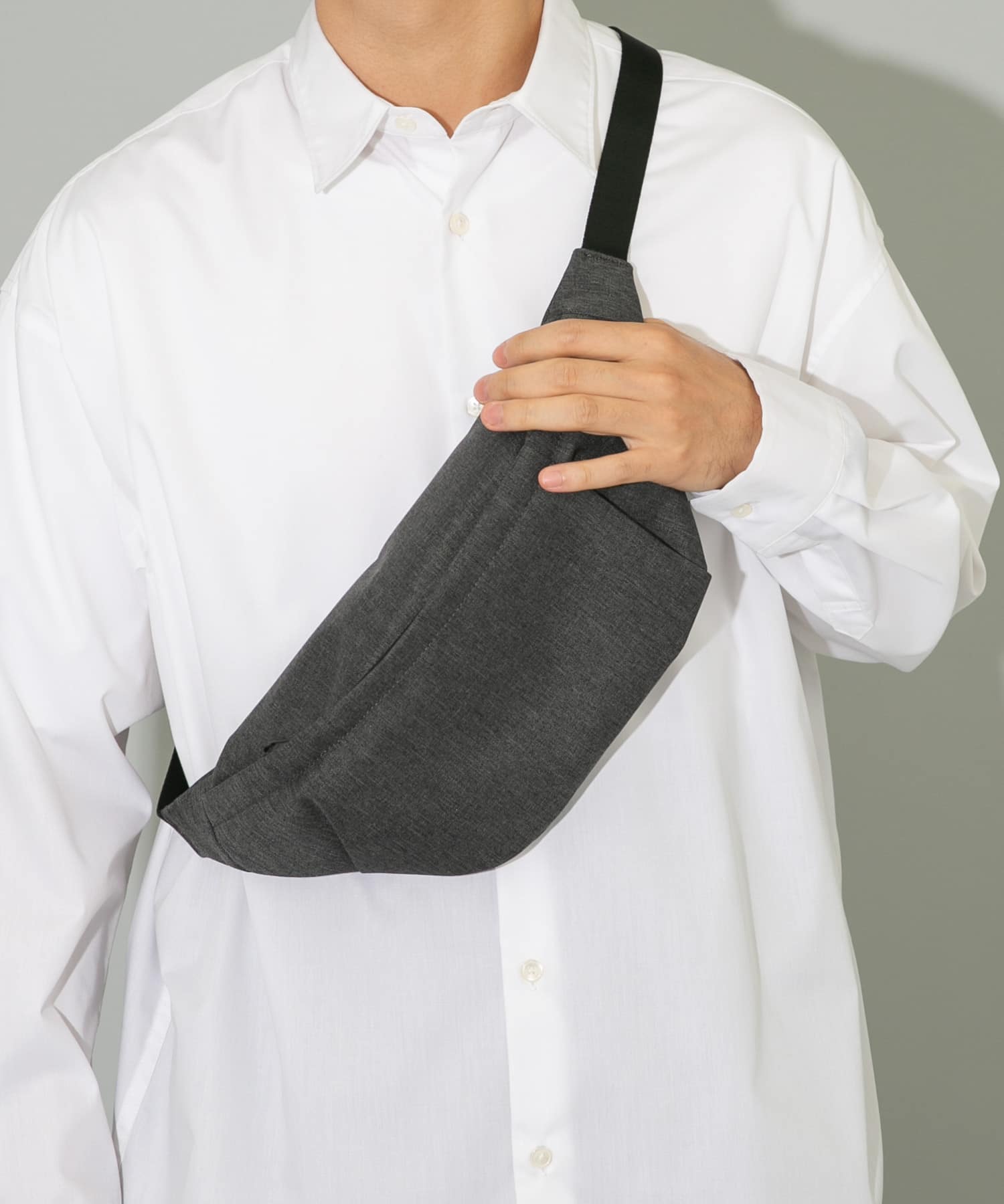 撥水タックボディバッグ CHARCOAL one